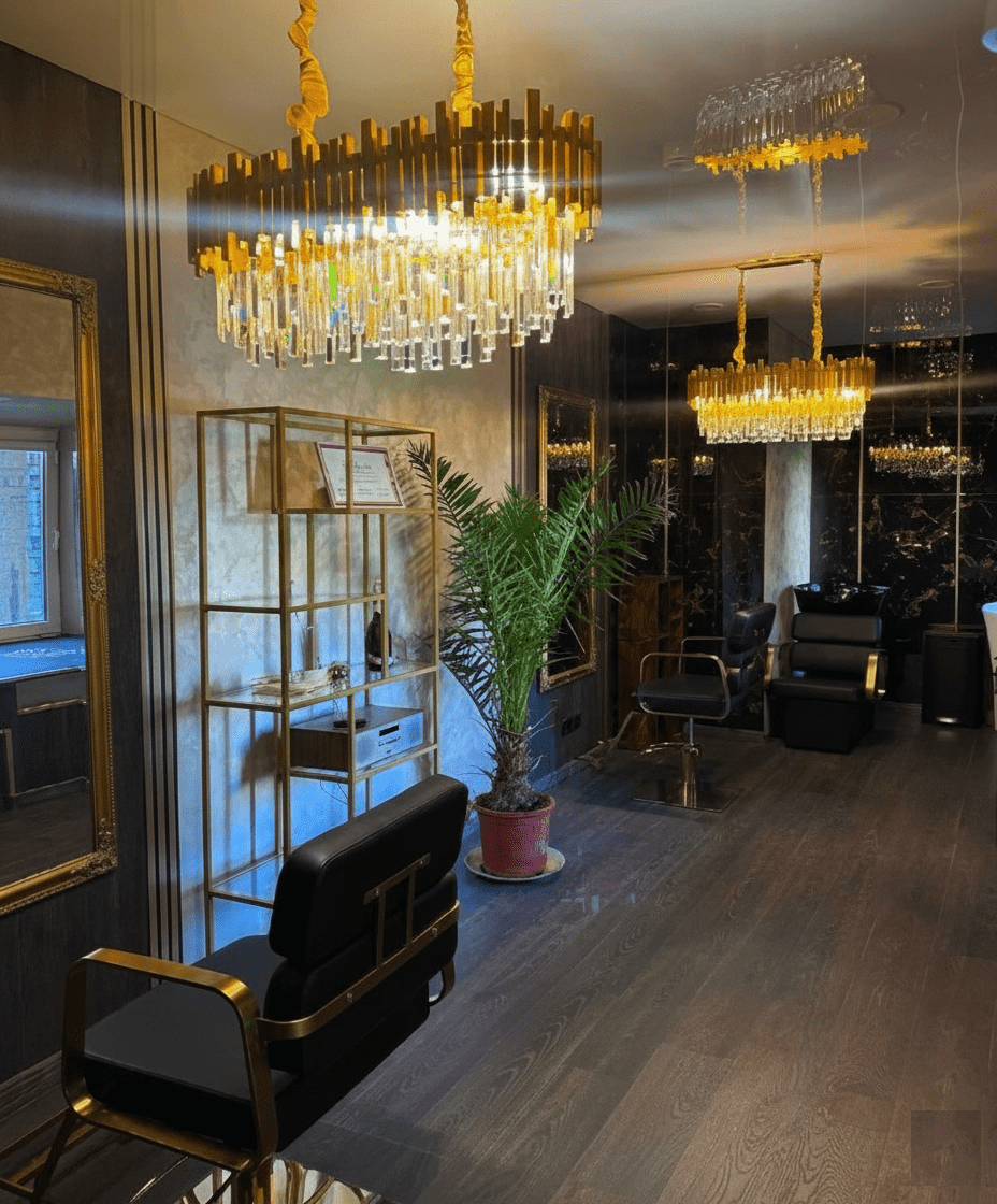 Prabangus „Alispa“ salono interjeras Vilniuje. Juodos sienos, auksiniai krištoliniai sietynai ir veidrodžiai. Jauki aplinka grožio procedūroms Bazilijonų gatvėje.