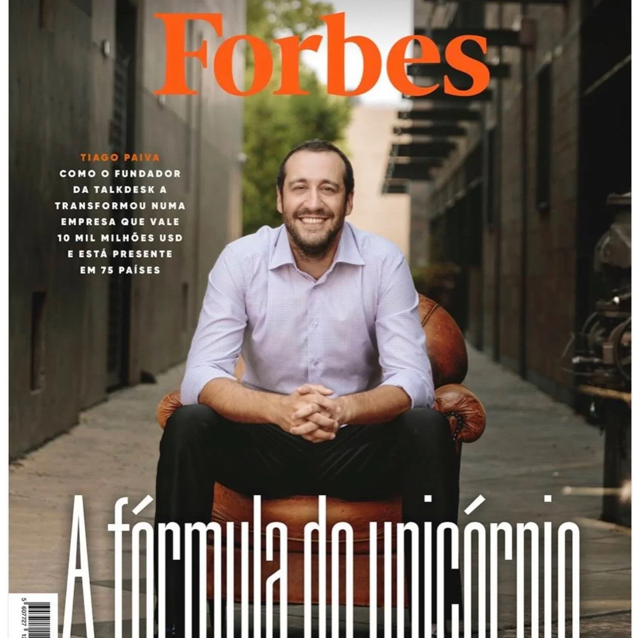 Shot this executive portrait of Tiago Paiva - founder of Talkdesk, one of Europe's boldest unicorns - on location in a Palo Alto alley for the cover of Forbes Portugal.  Read the story -> Link in Bio #portraits #magazinecover #forbesportugal