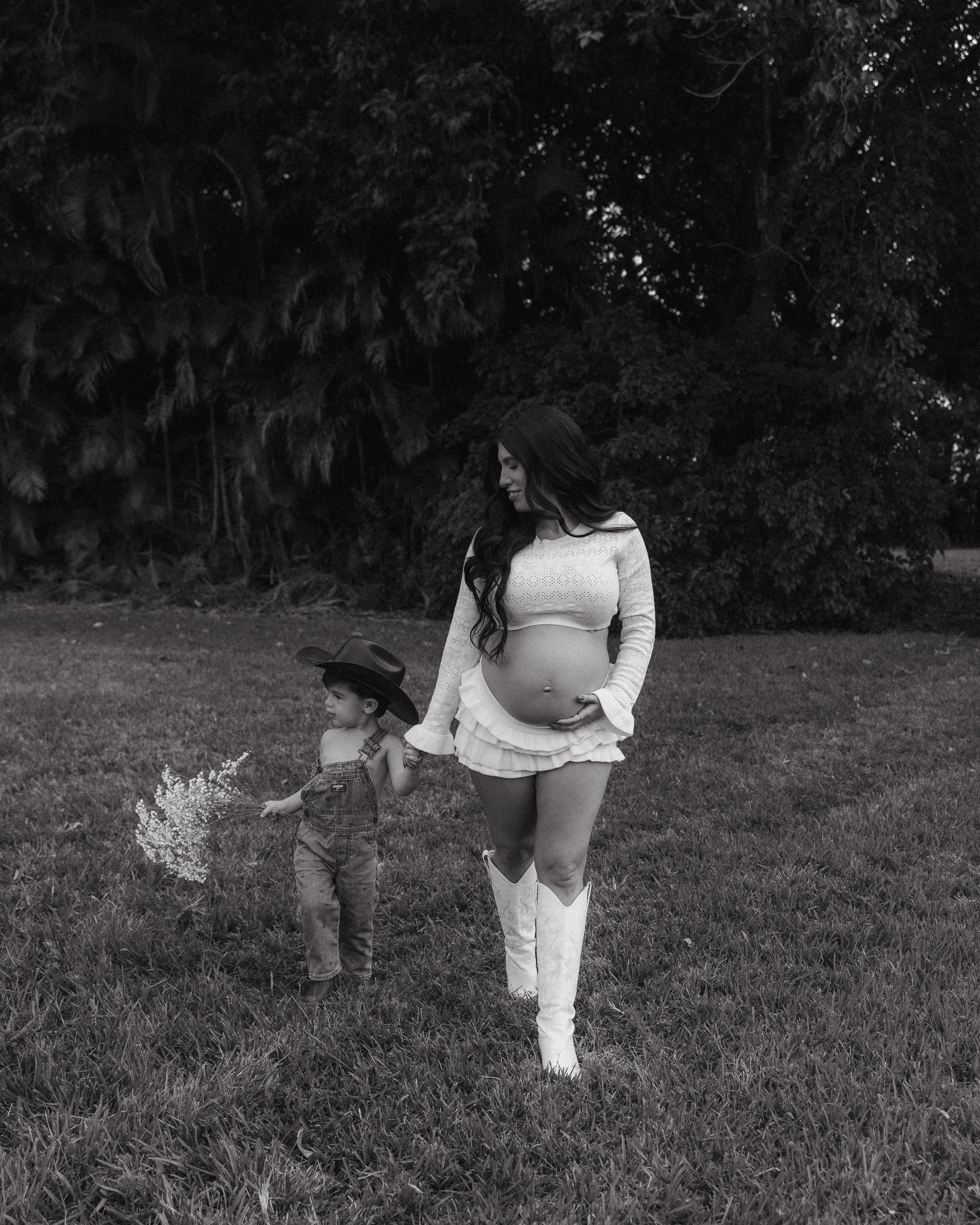 Western Maternity Session with Horse in Miami -10.jpg