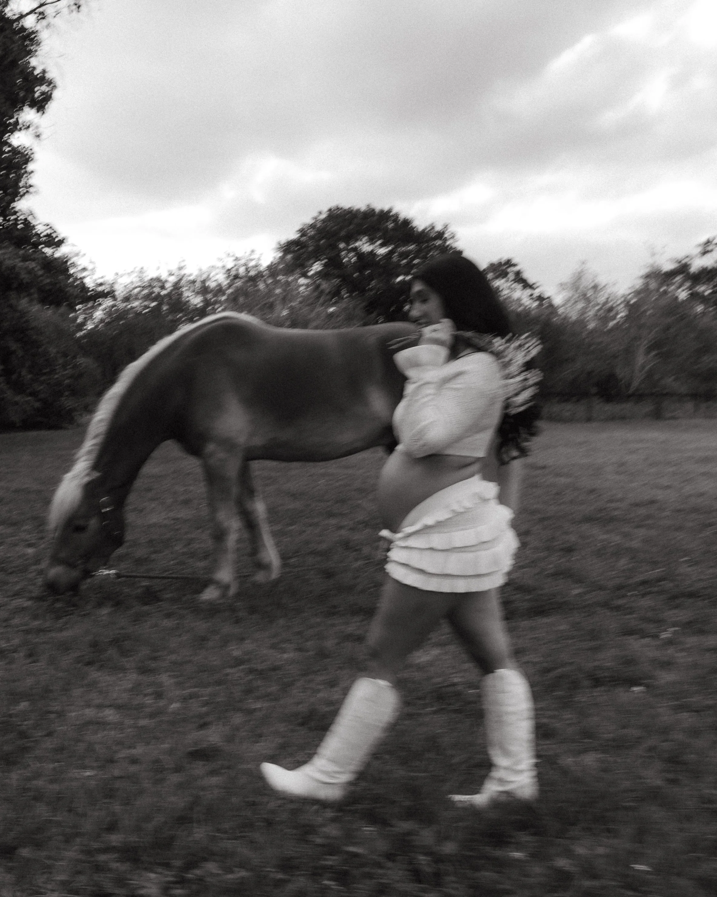 Western Maternity Session with Horse in Miami -22.jpg