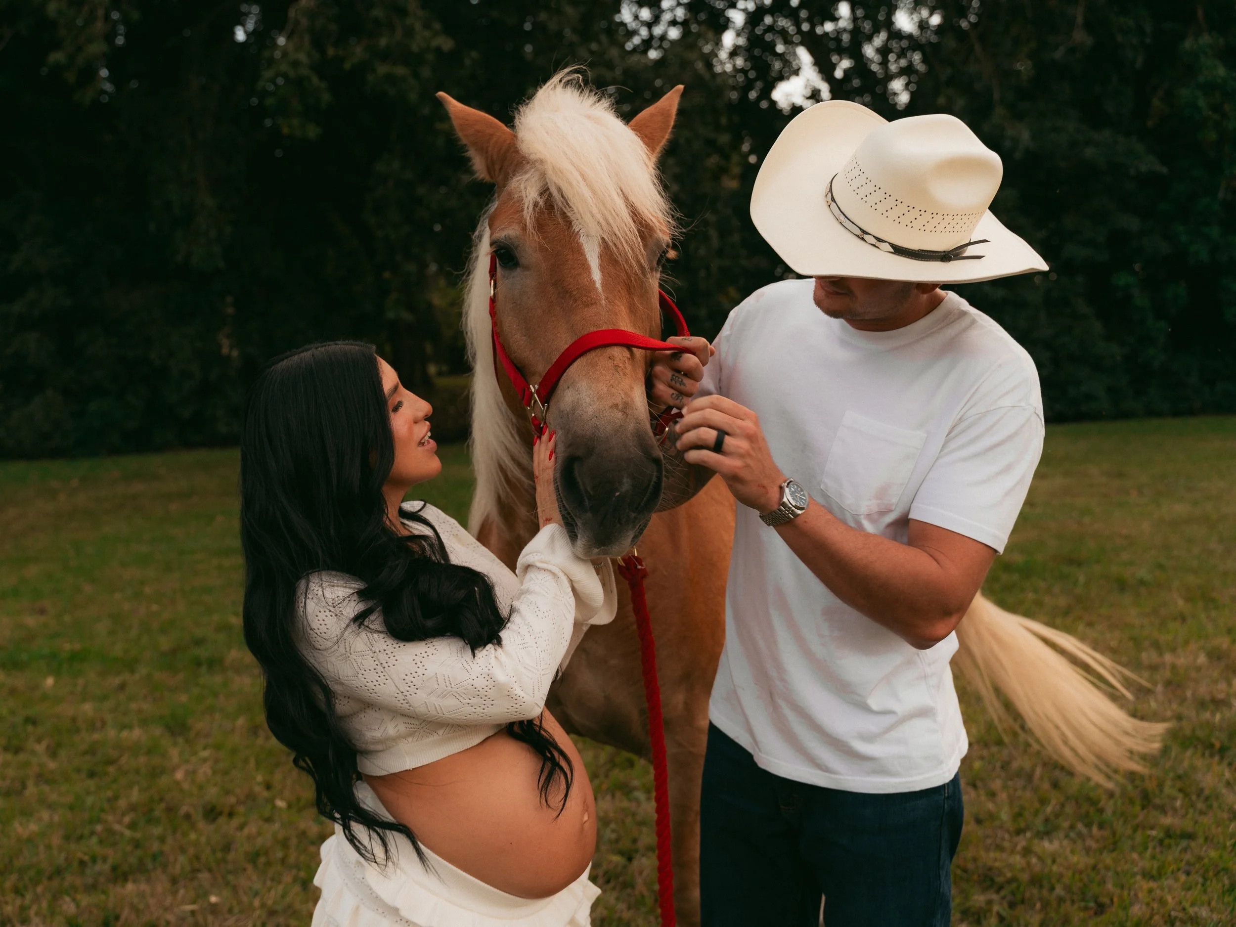 Western Maternity Session with Horse in Miami -15.jpg