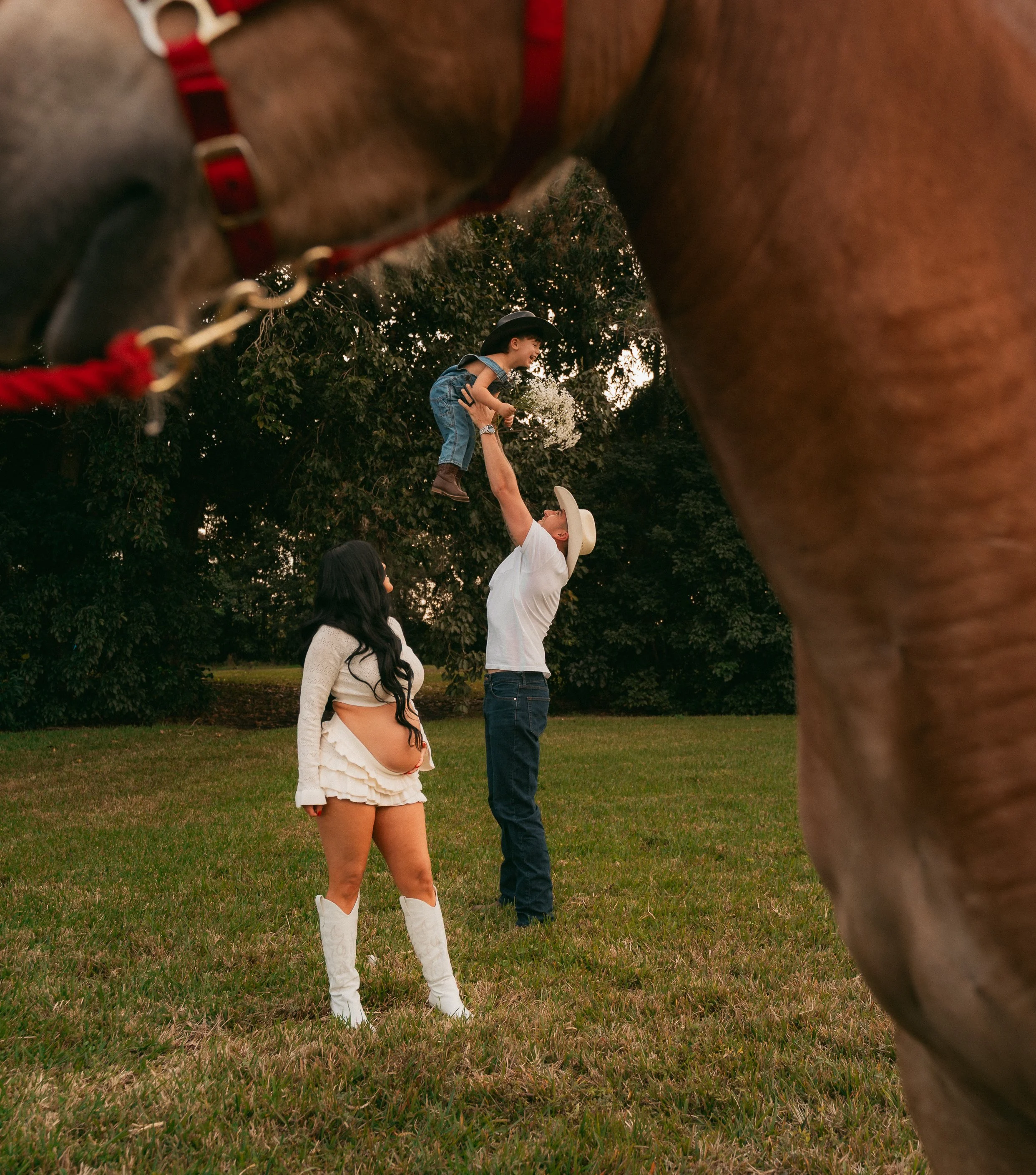 Western Maternity Session with Horse in Miami -12.jpg