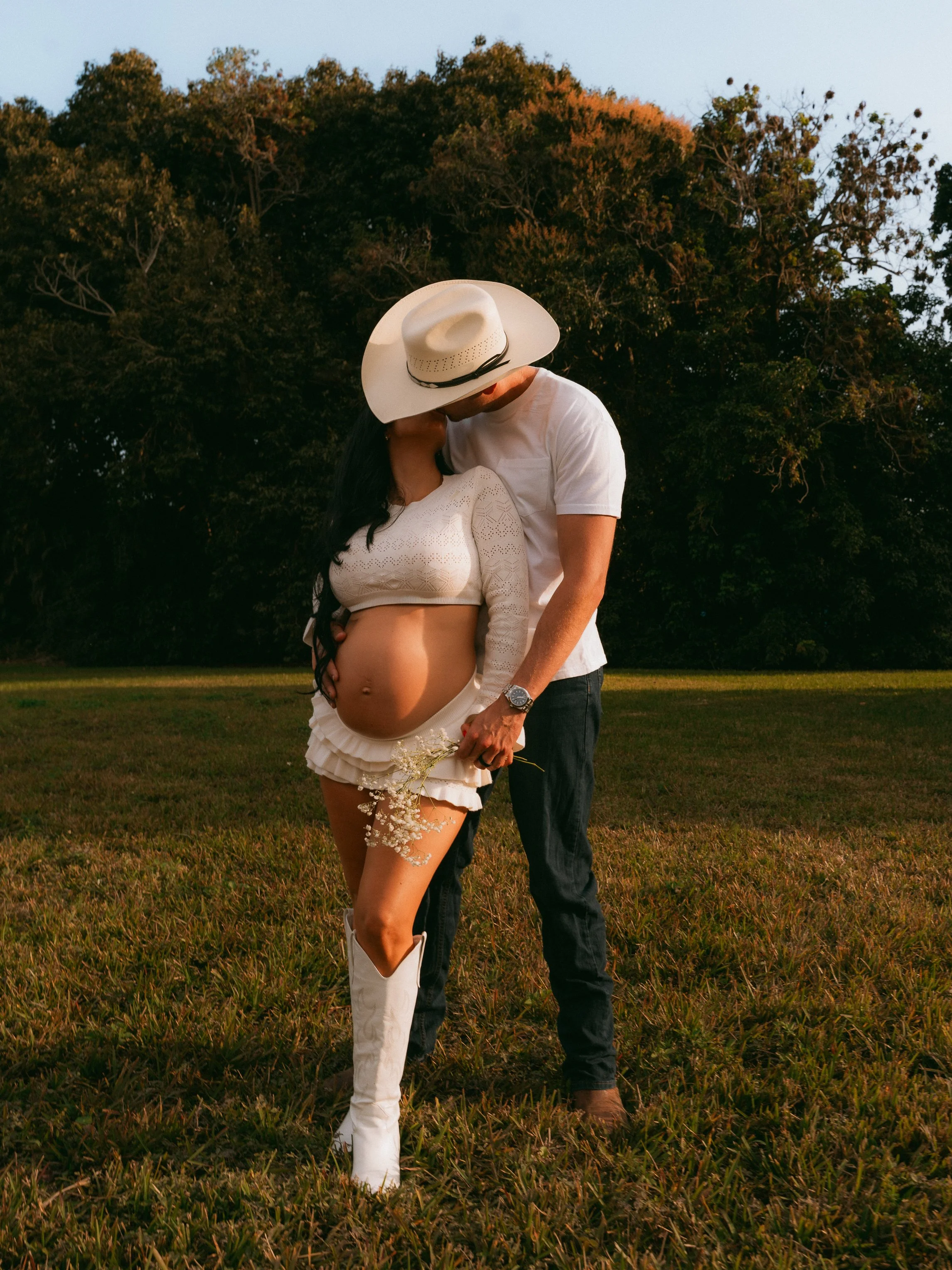 Western Maternity Session with Horse in Miami -23.jpg