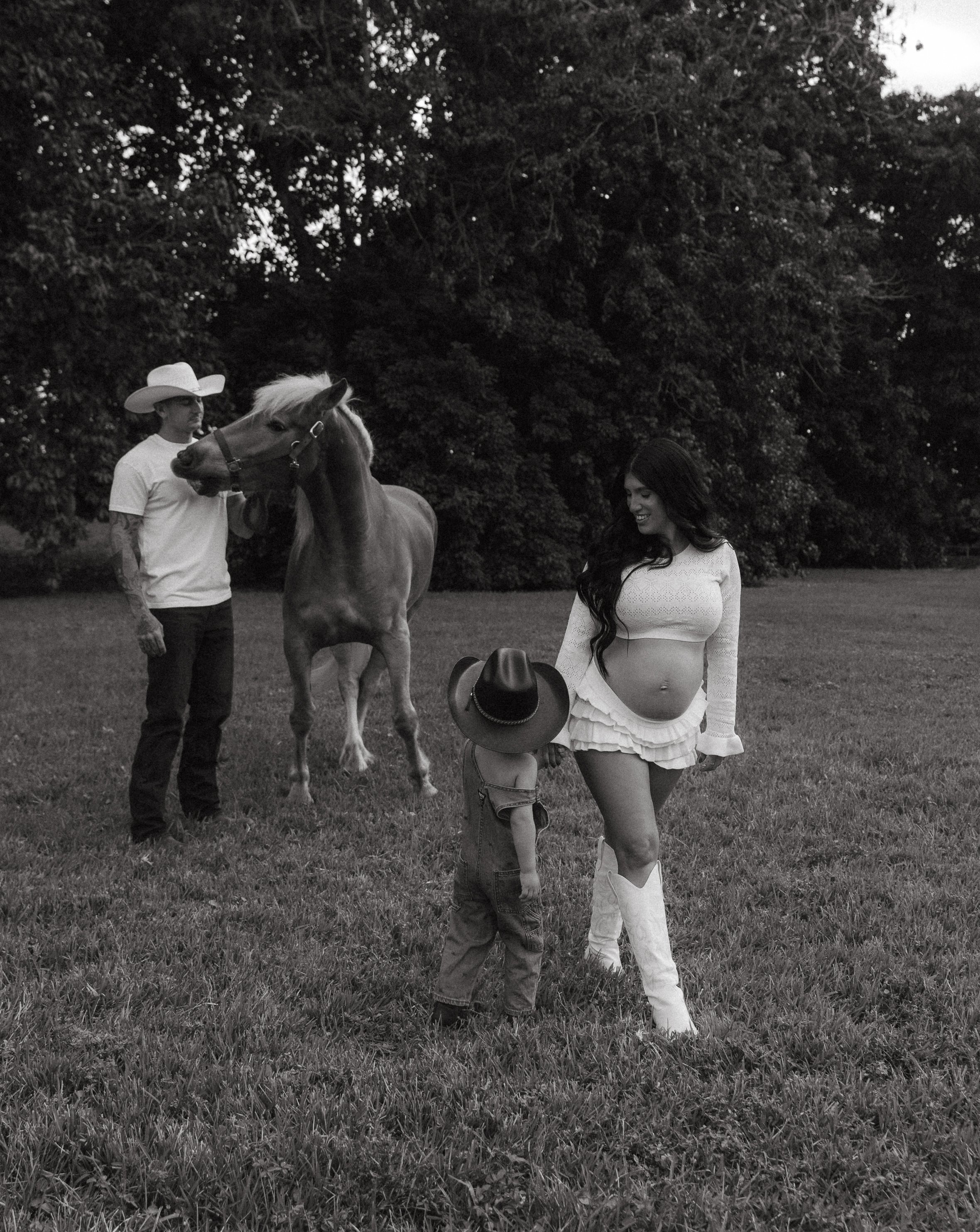 Western Maternity Session with Horse in Miami -5.jpg