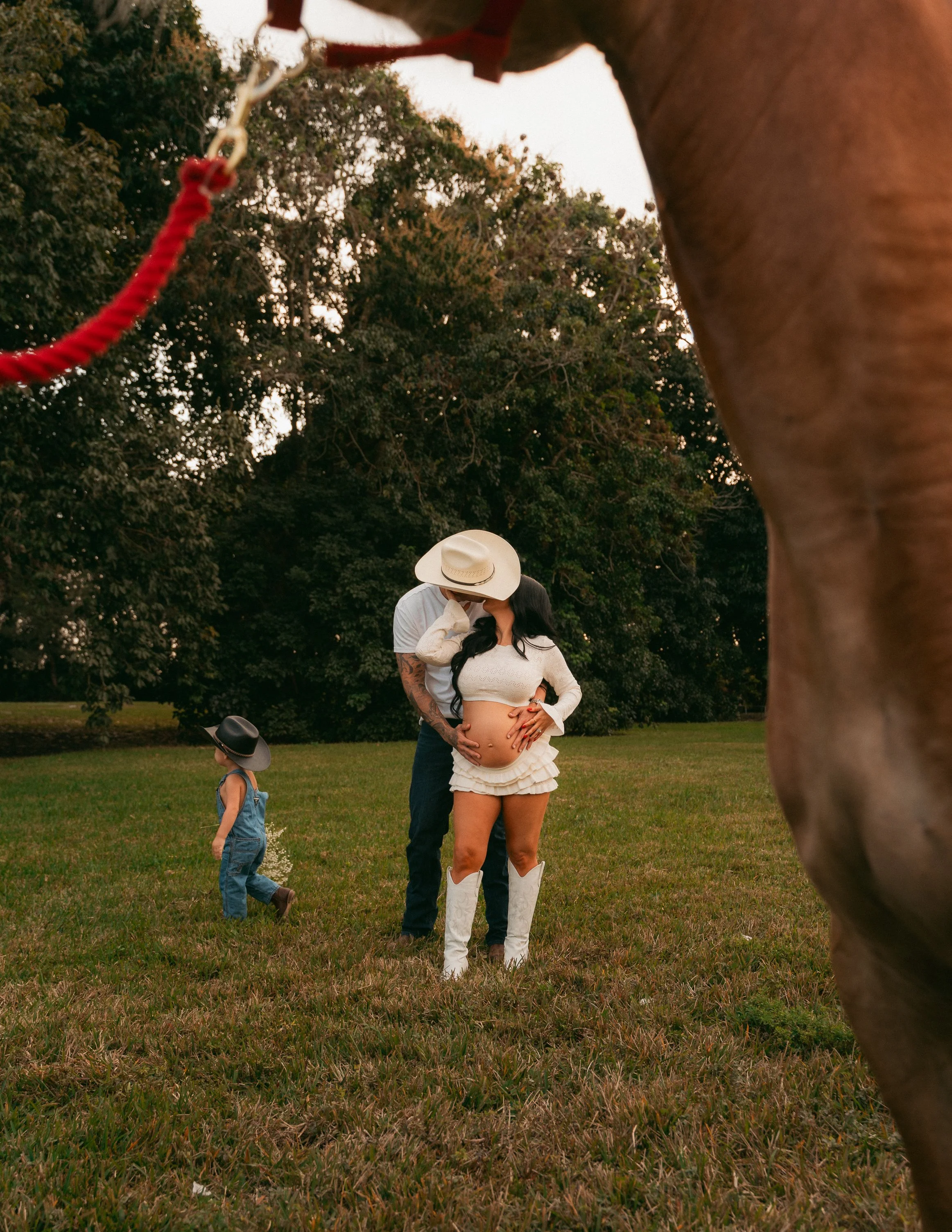 Western Maternity Session with Horse in Miami -11.jpg