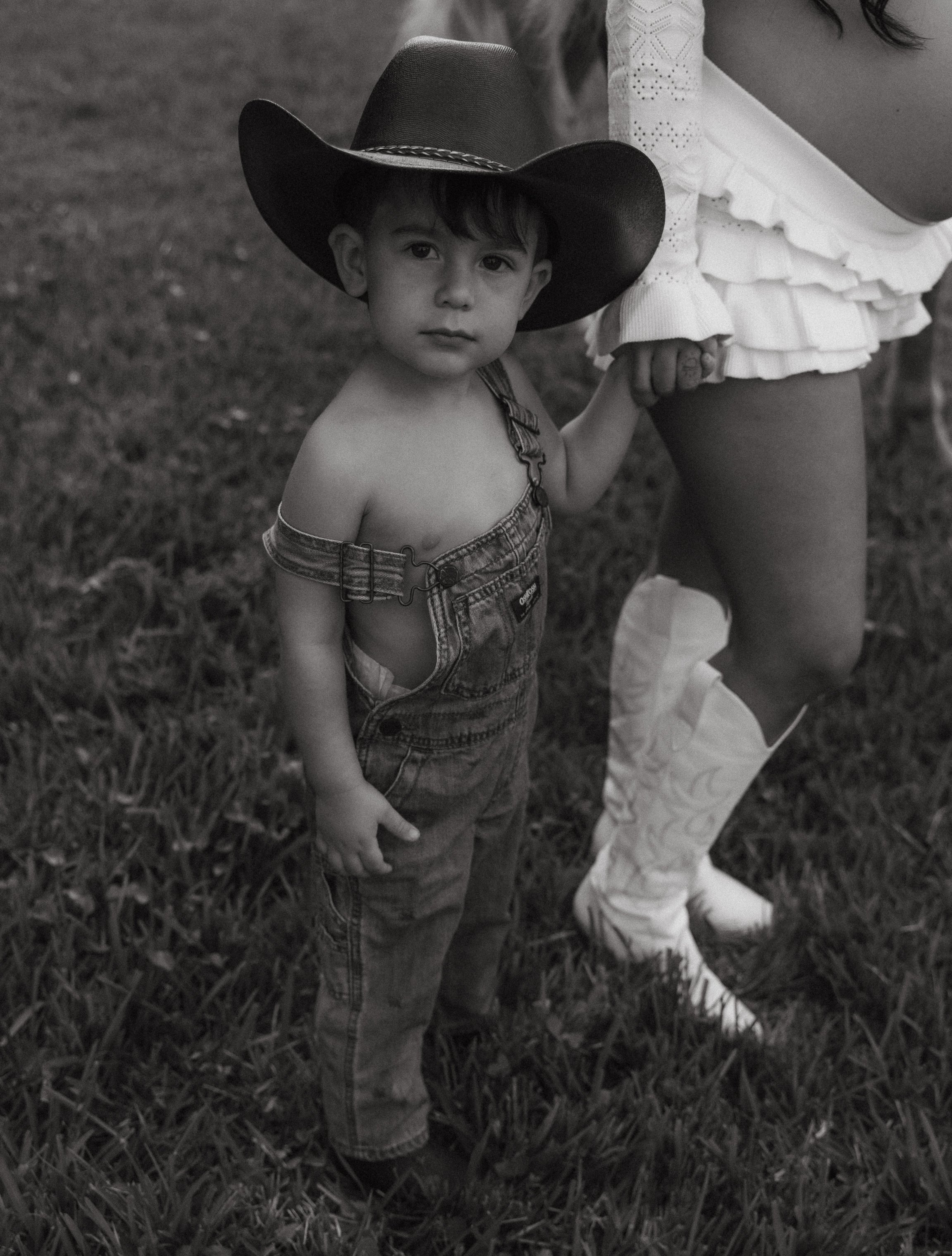 Western Maternity Session with Horse in Miami -4.jpg