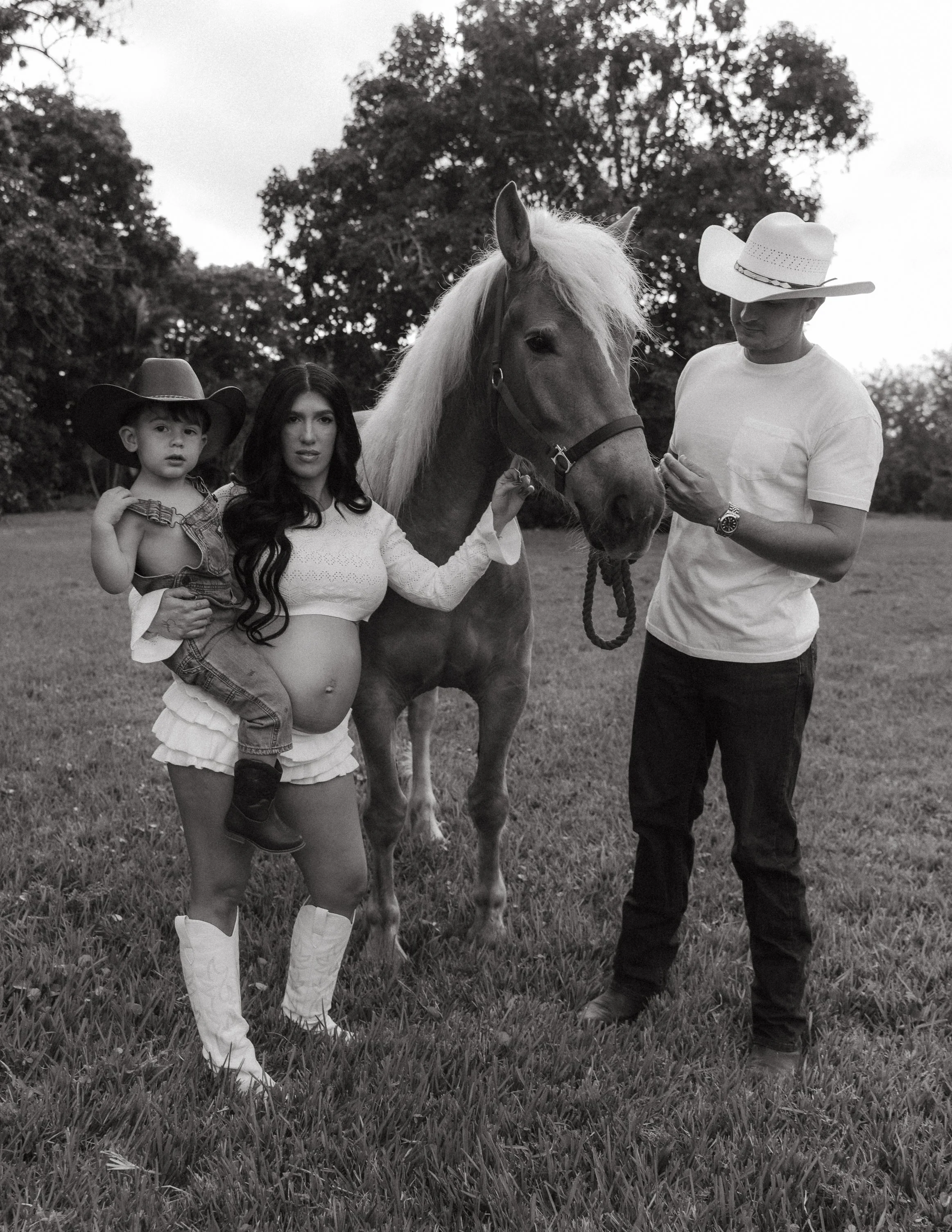 Western Maternity Session with Horse in Miami -3.jpg