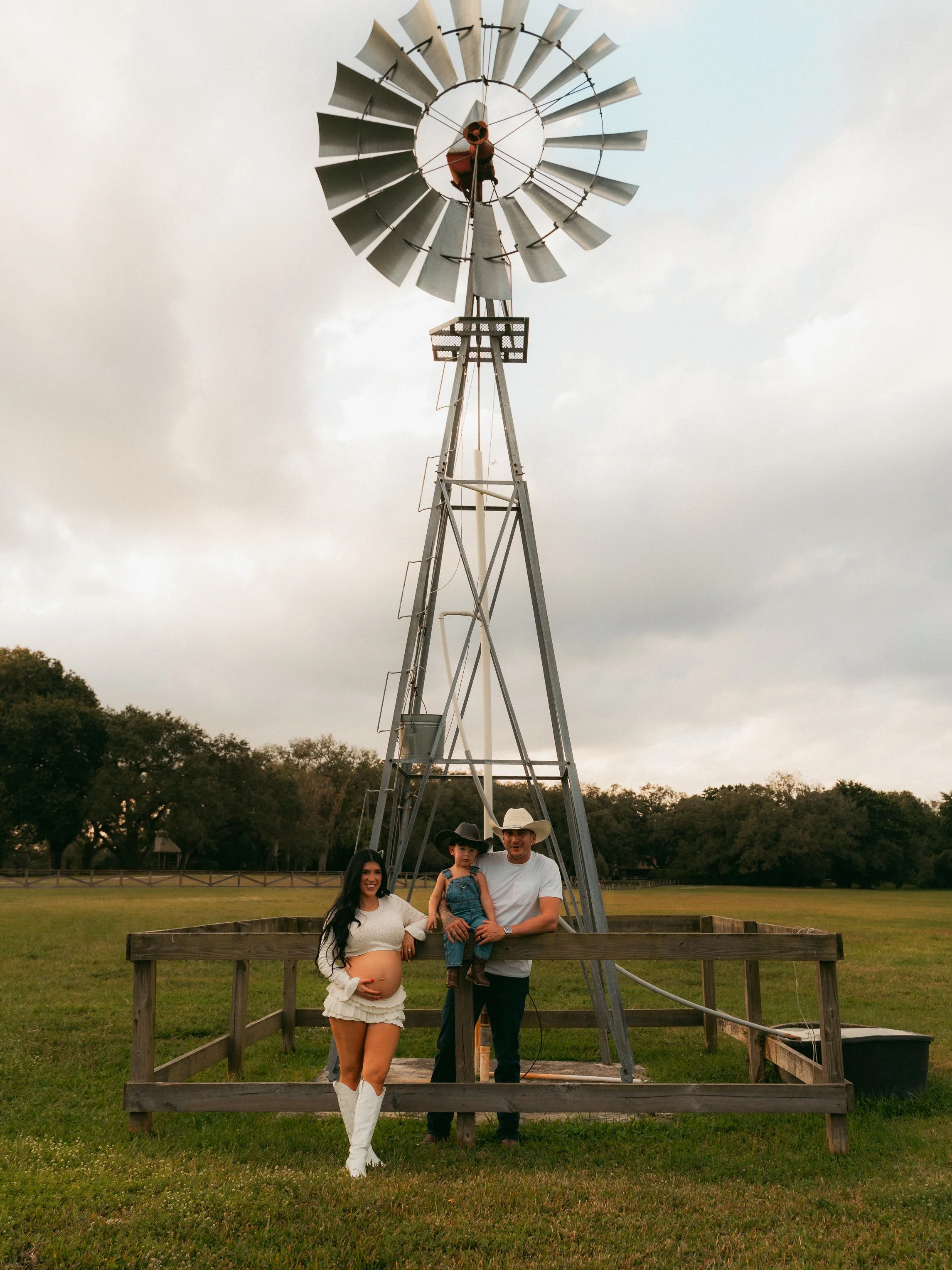 Western Maternity Session with Horse in Miami -33.jpg