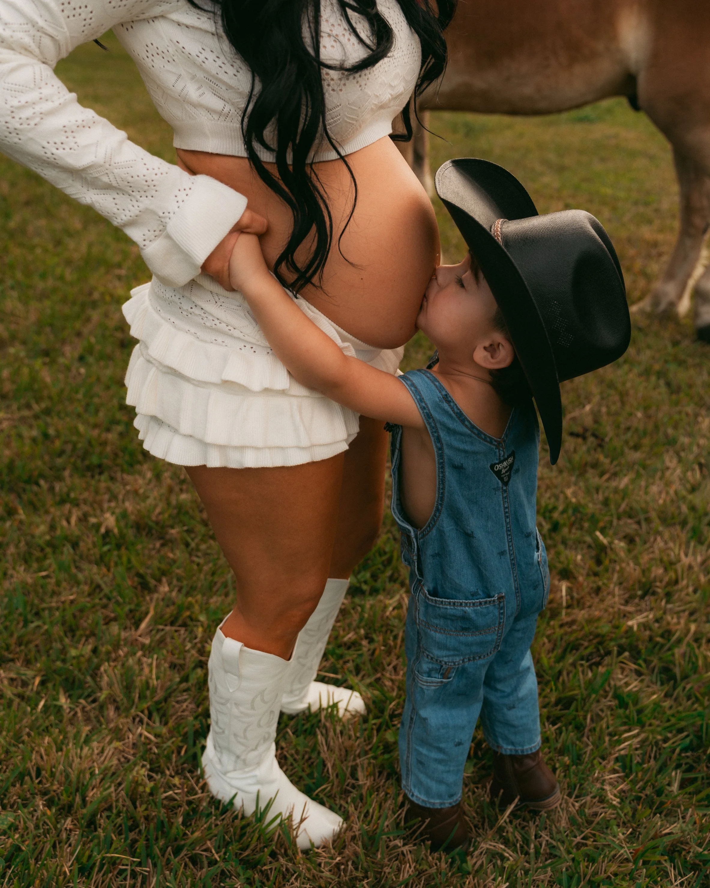 Western Maternity Session with Horse in Miami -7.jpg