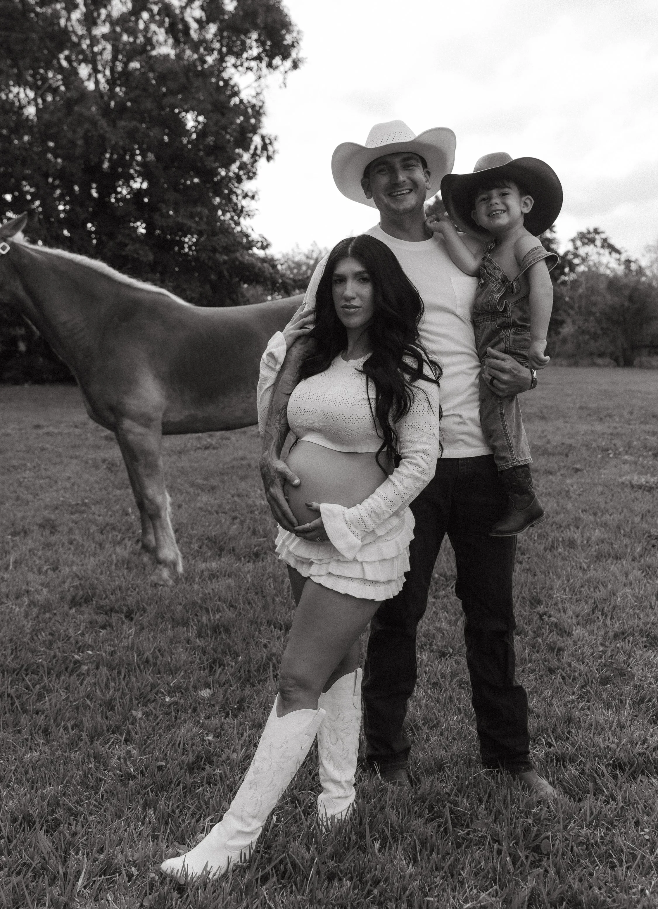 Western Maternity Session with Horse in Miami -6.jpg