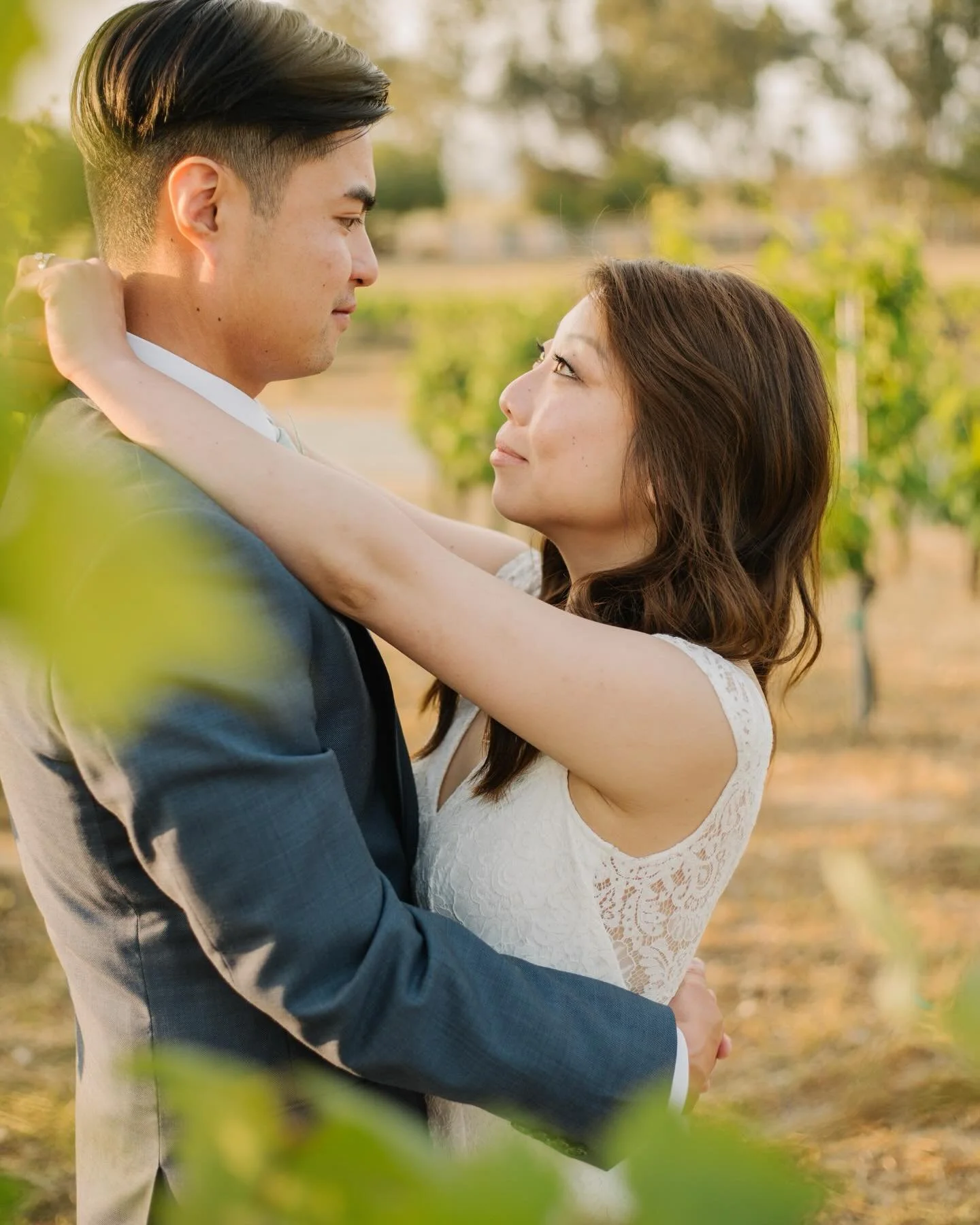 Pat + Jenny&rsquo;s wedding couldn&rsquo;t have been more relaxed.
They invited their closest friends to stay in a rented house in Temecula on a beautifully warm weekend. Their ceremony was short but meaningful with intentional words shared between t