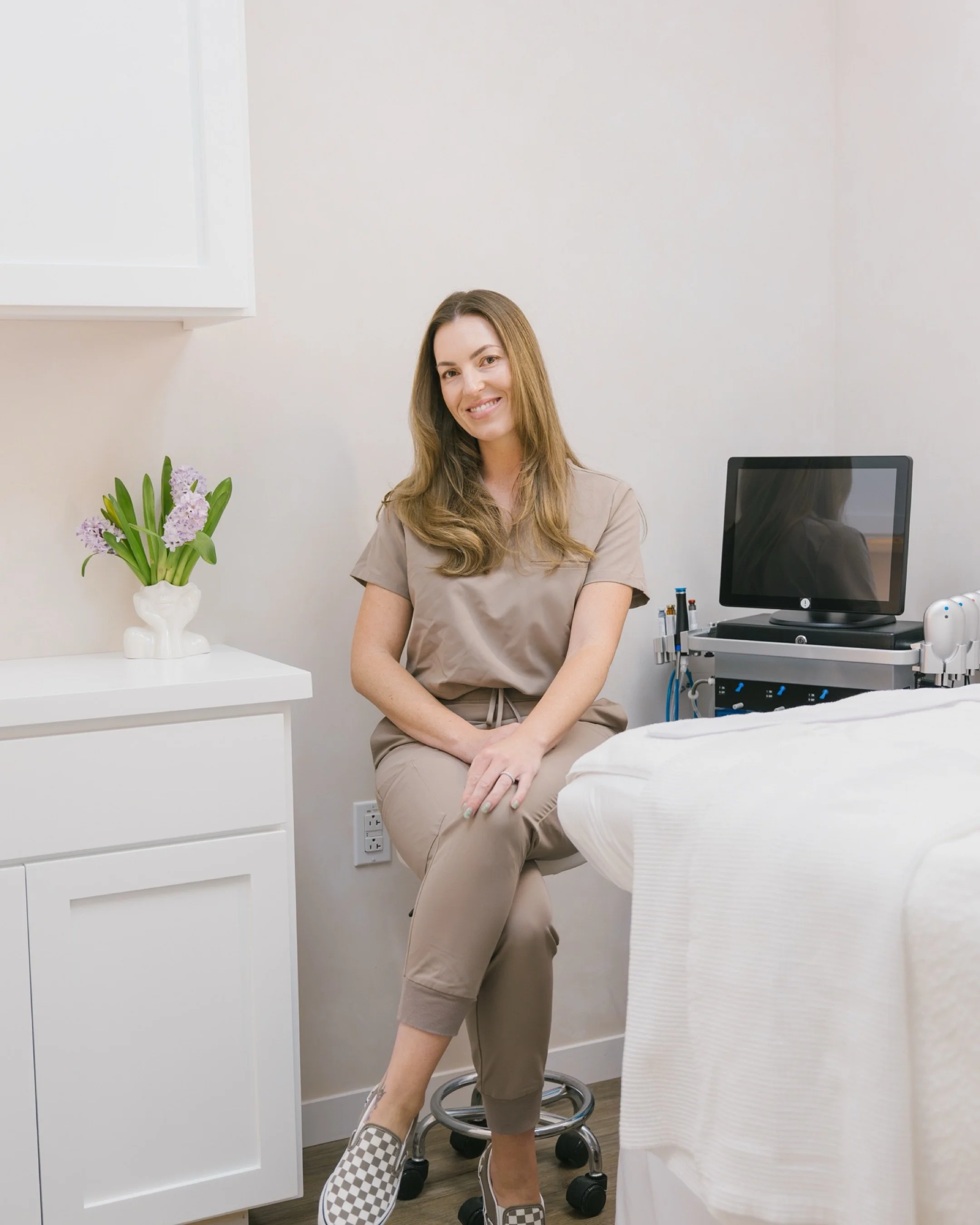 I had the pleasure of meeting @ashleyhautaesthetics and doing a quick little branding sesh! Ashley is a skilled professional, but what was so cool about watching her work was seeing how calming her presence is as well. I was relaxed just taking the p