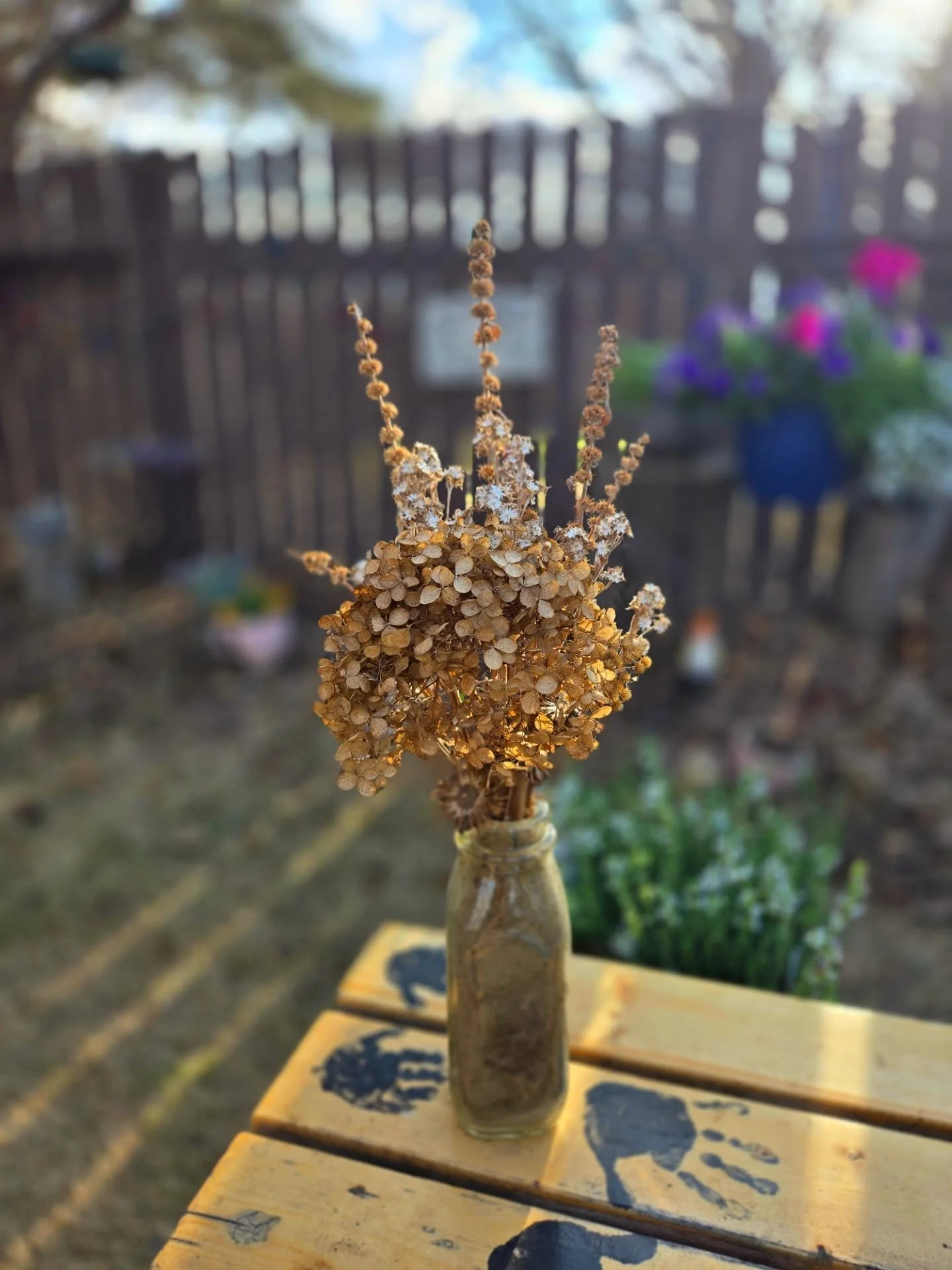 Today while cleaning up some of the yard &amp; trimming up the haskaps, I decided to play around with some of these dried plant pieces I had found. Figured I could give them a second life before composting them.

I think it turned out pretty cute! 🌼