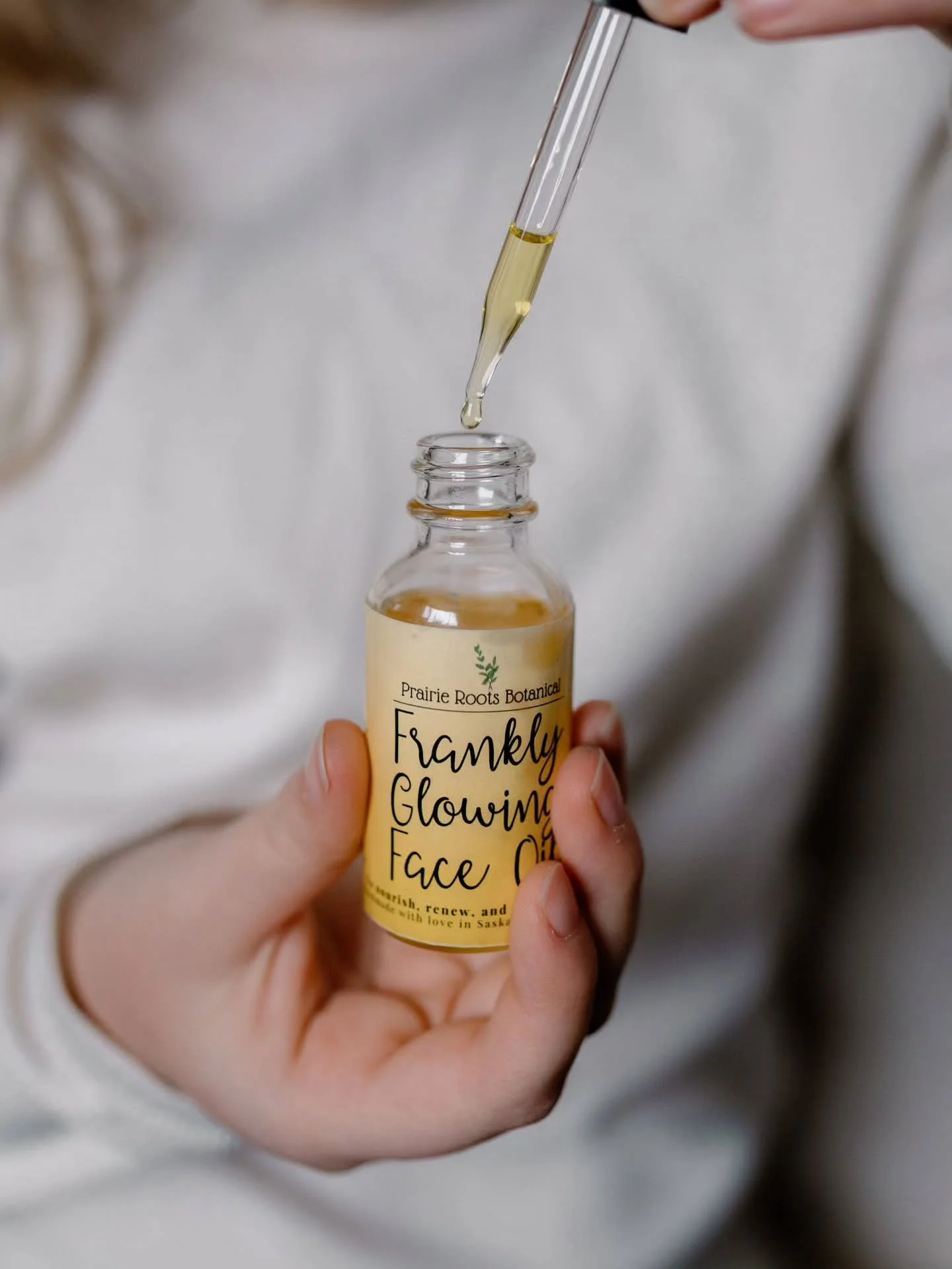 Frankly Glowing Face Oil 💛

Did you know that our Frankly Glowing Face Oil is infused with real frankincense resin?

While many skincare products rely on concentrated essential oils or fragrance oils, I prefer a slower approach. I gently infuse fran