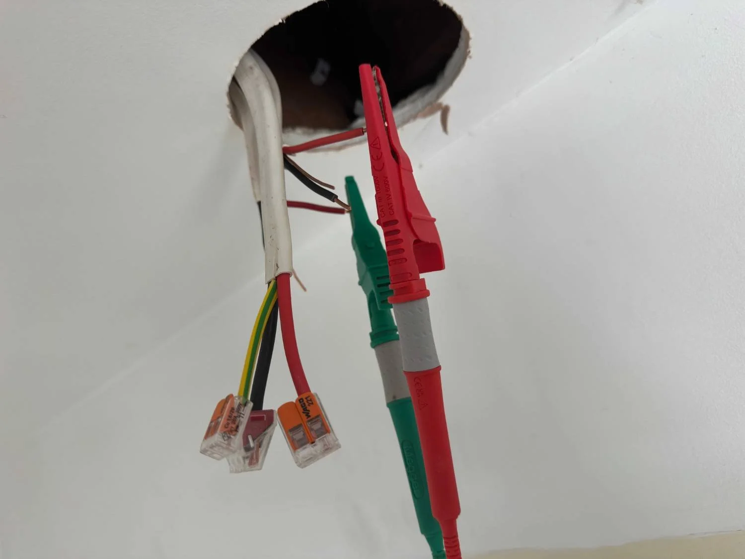 Picture to display safe testing for electrical work
