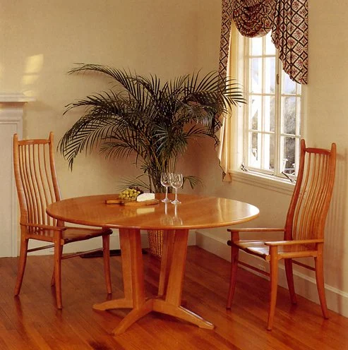 Crossed Base, Round Table