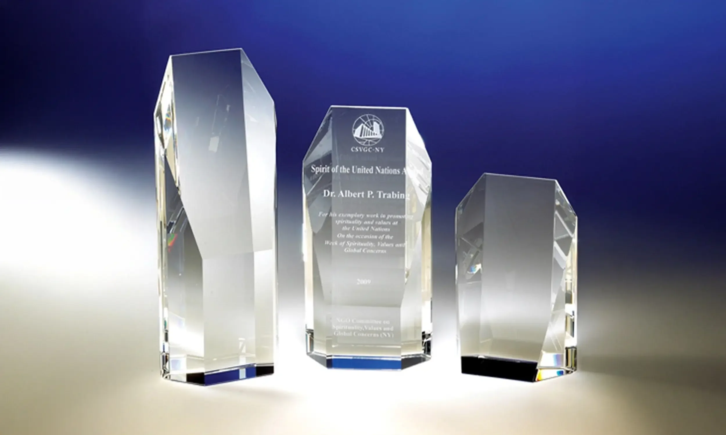 Vanguard Award • 4 Sizes: 6”, 8”, 10” • $133–$233