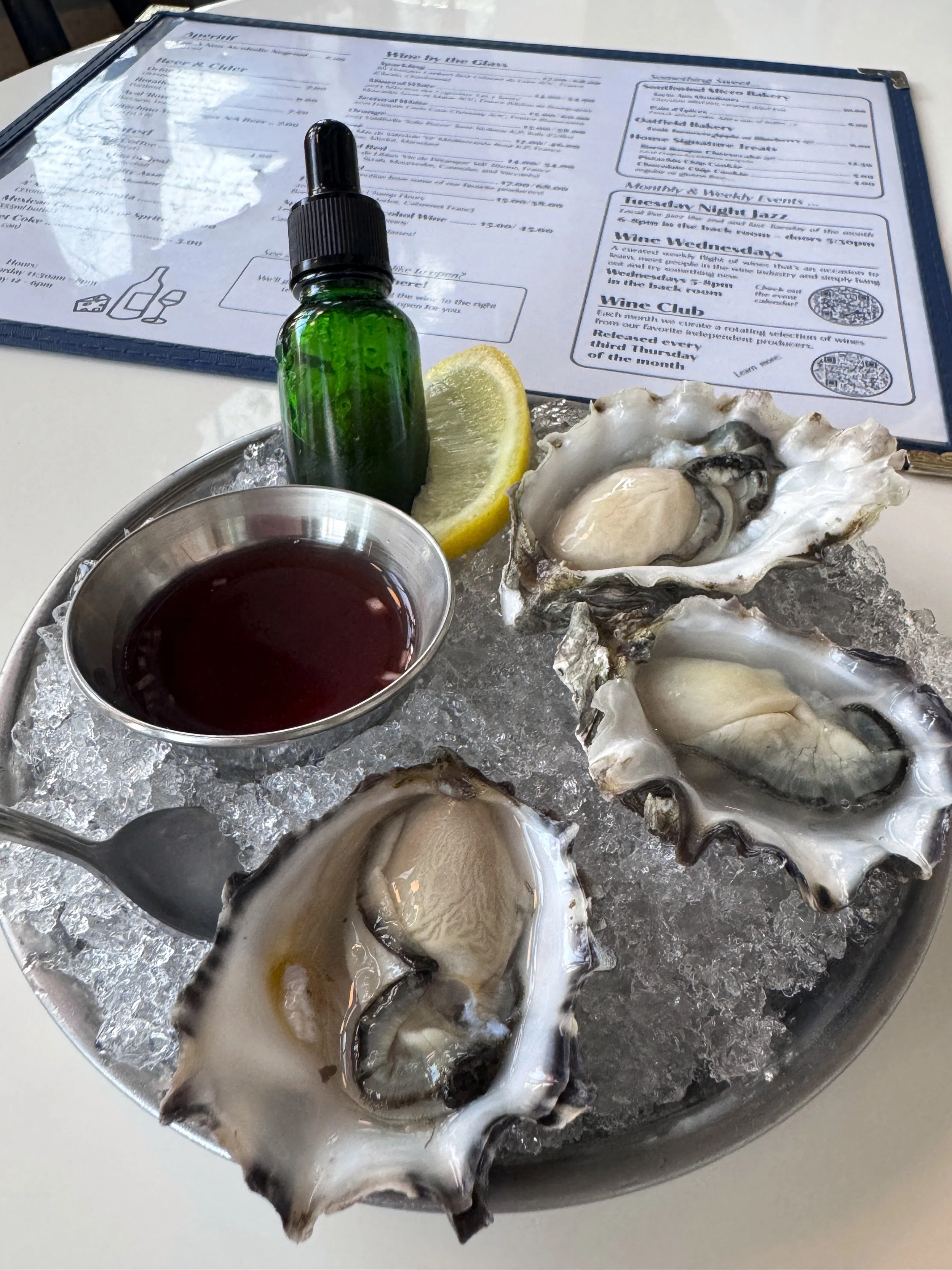 Oysters with mignonette and hot sauce - Negociant