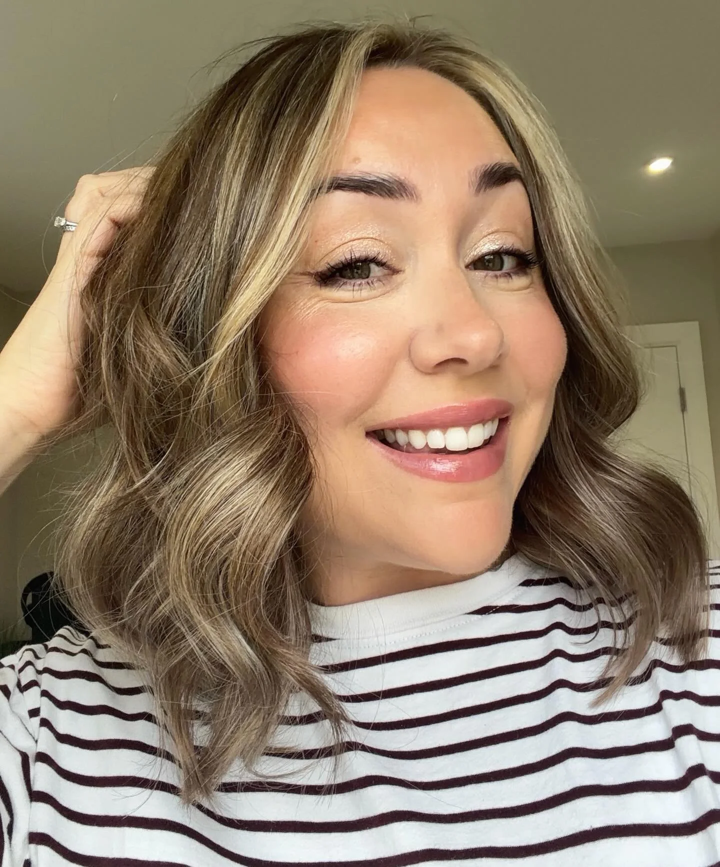 Every once in a while, I get an itch to chop all my hair off, go darker and embrace my natural colour more, so that&rsquo;s what I did! What do you think?! ✂️

Thank you so much to the talented @elliemasonhair_ @paulhenriaveda for bringing me back to