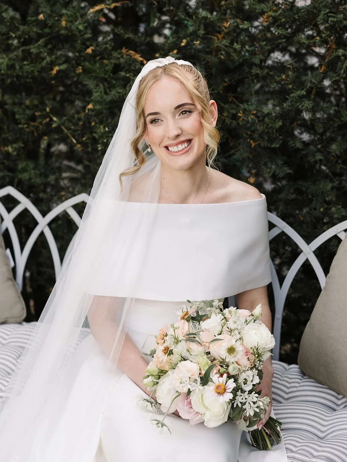 Swipe for stunning late summer wedding inspo 💫

Photography @daniellesmithphoto 
Venue - private family home 
Flowers  @gayedrummondflowers 
Hair @hairstyledbymolly @shannonsouthernhair 
Bride @imogen__little 🫶🏻