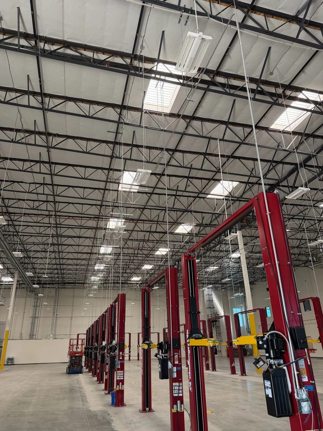 Automotive Service Centers: Service bays, lifts, and high-bay lighting.