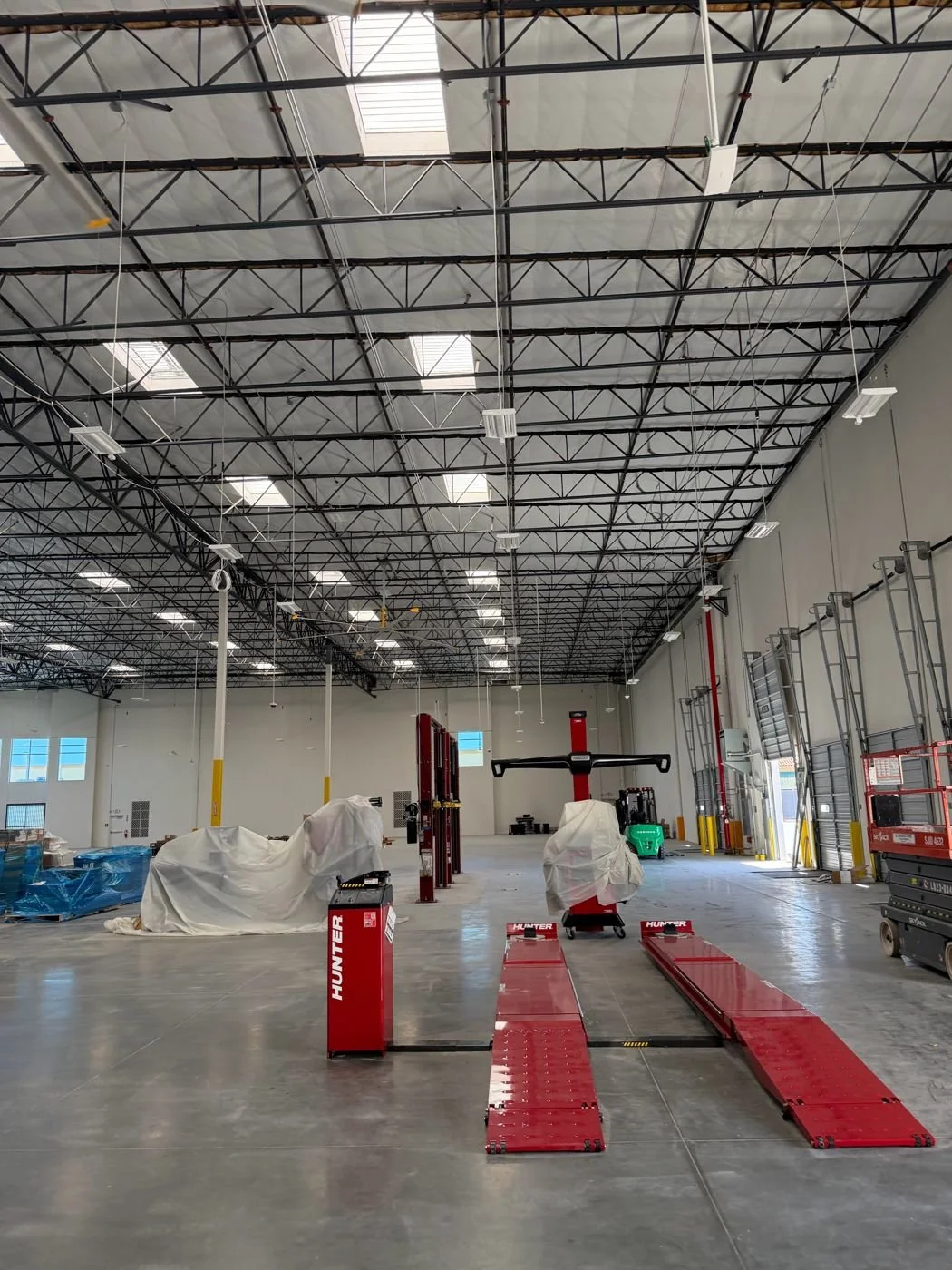Automotive Service Centers: Service bays, lifts, and high-bay lighting.