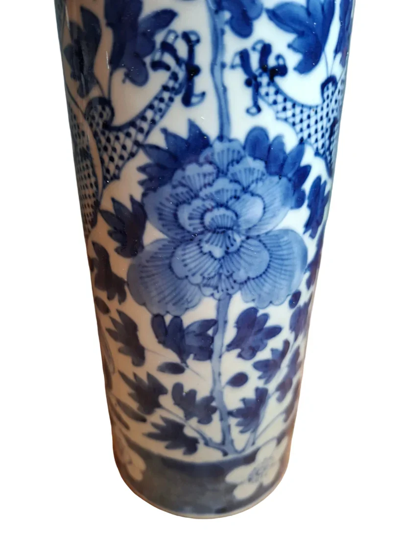 A finely decorated Chinese blue and white porcelain Dragon vase, dating to the late 19th century. The base bears a Kangxi four-character mark