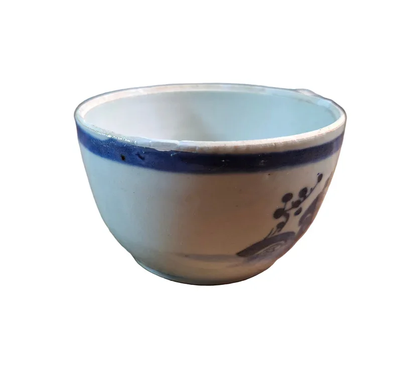 back of a Chinese blue and white porcelain lidded bowl, dating from the 18th/19th century.