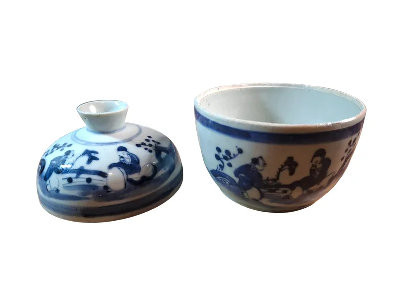 Lid and bottom of a Chinese blue and white porcelain lidded jar, dating from the 18th/19th century.