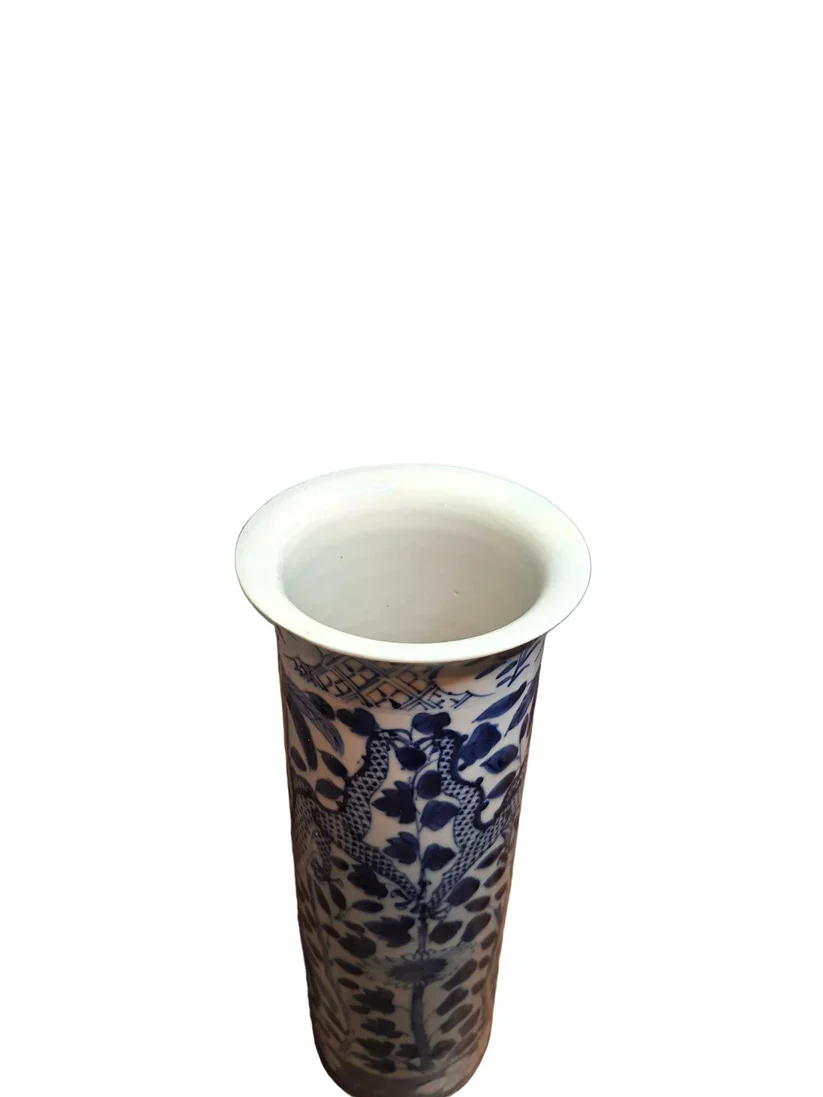 A finely decorated Chinese blue and white porcelain cylinder vase, dating to the late 19th century. The base bears a Kangxi four-character mark decorated in underglaze blue