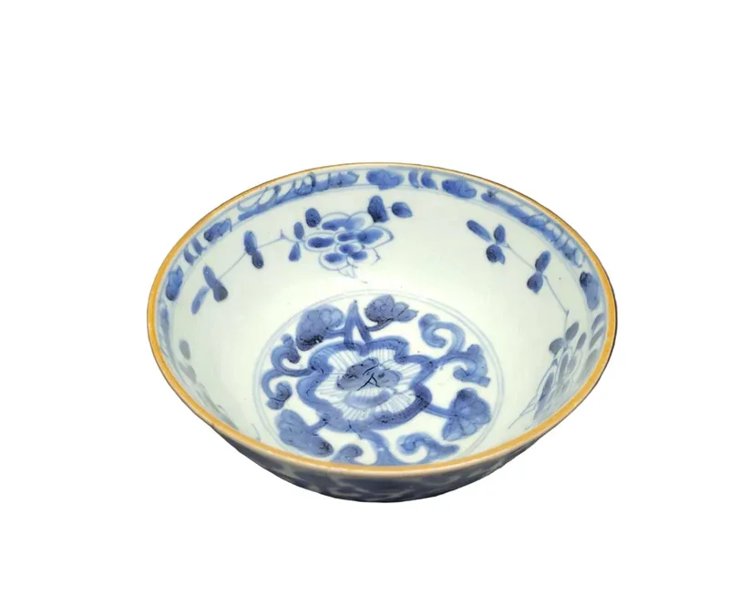GOLDS ANTIQUES :  This exquisite Chinese blue and white porcelain bowl dates to the Kangxi period (1662–1722) and exemplifies the refined artistry and craftsmanship of early Qing dynasty ceramics.