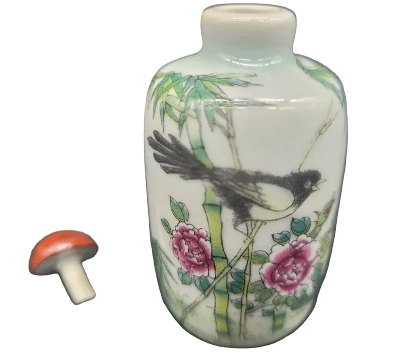Chinese snuff bottle in the Famille Rose porcelain