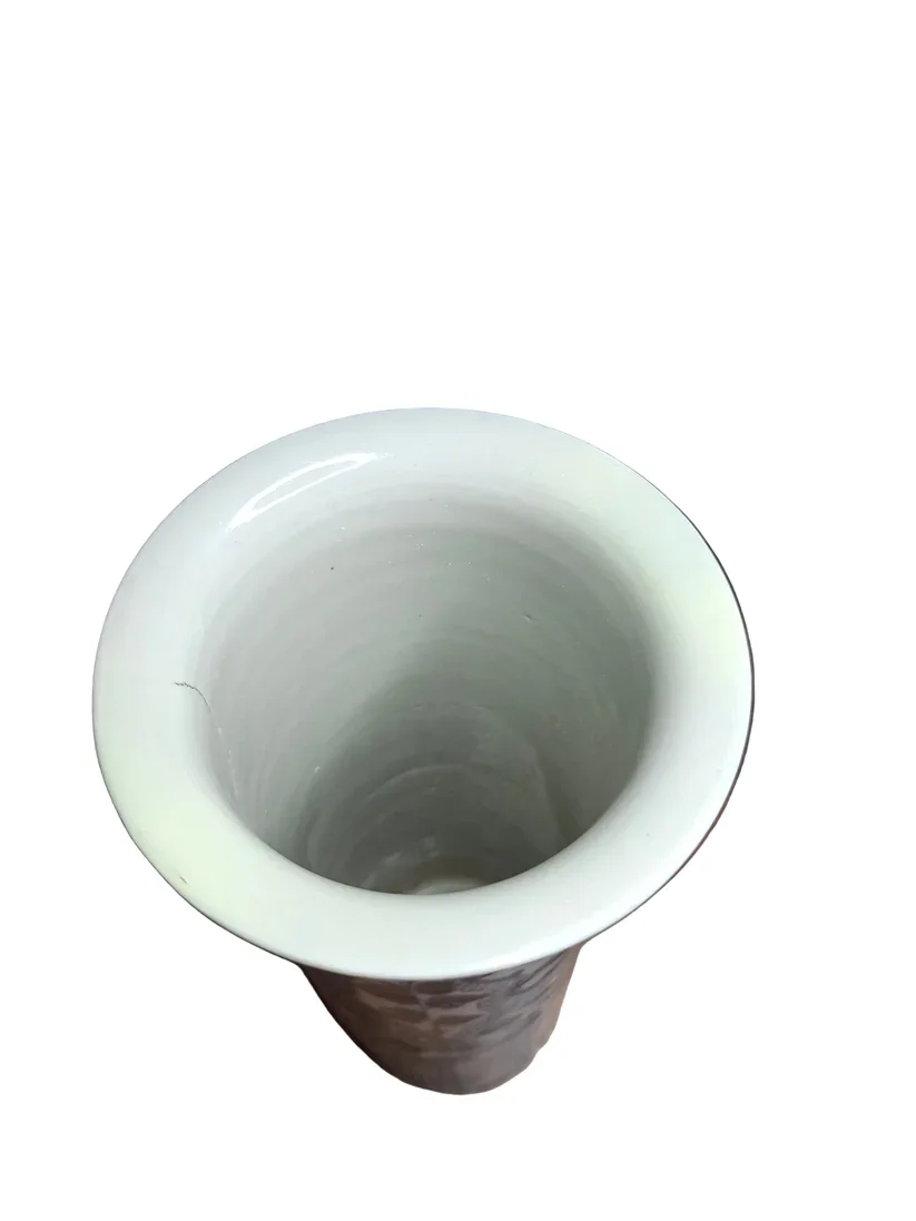 Top close up view of a finely decorated Chinese blue and white porcelain cylinder vase, dating to the late 19th century. The base bears a Kangxi four-character mark .