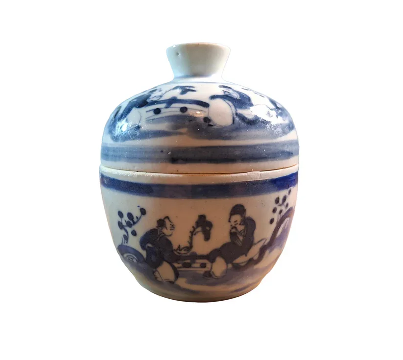 Chinese blue and white porcelain lidded jar, dating from the 18th/19th century.