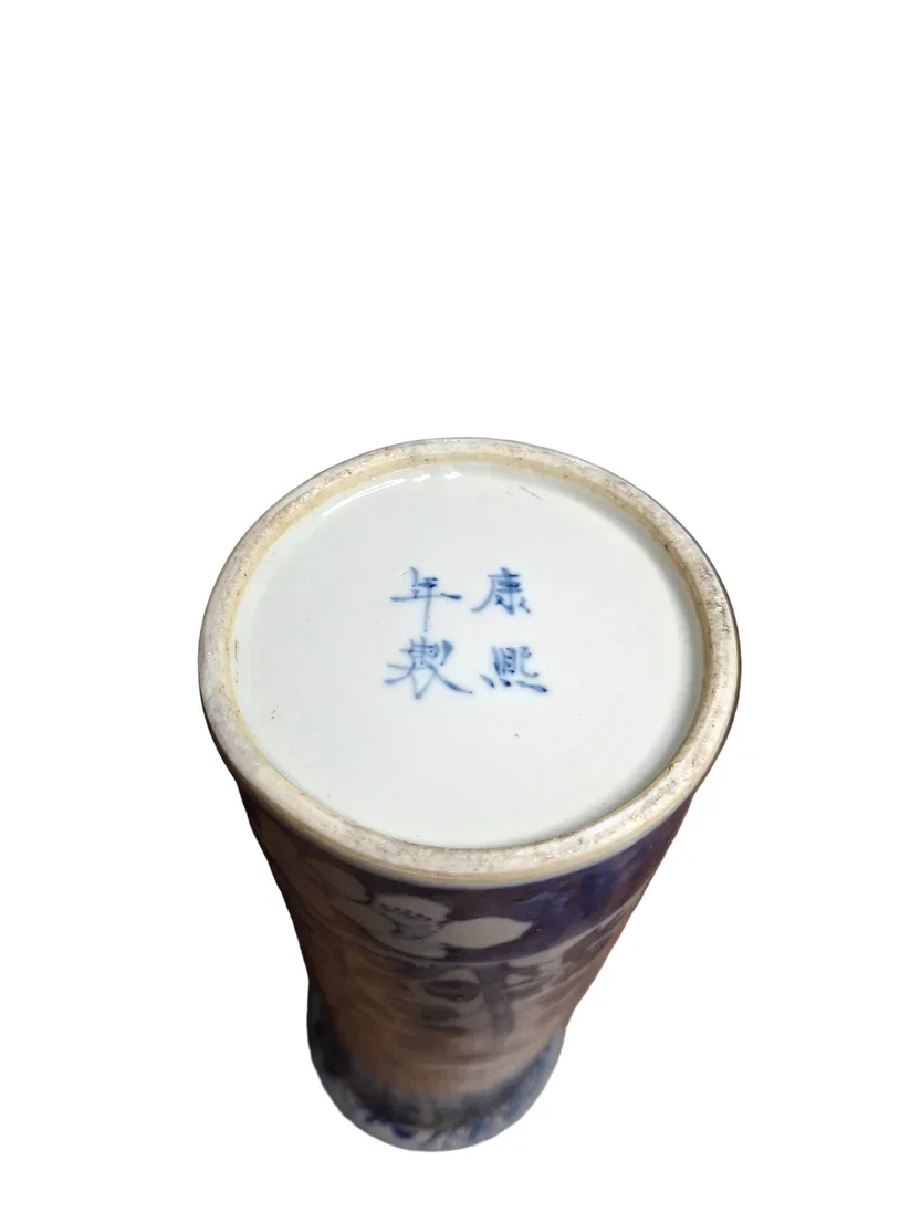 Bottom of a Chinese blue and white porcelain cylinder vase, dating to the late 19th century. The base bears a Kangxi four-character mark