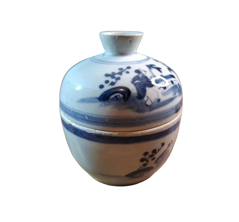 Side view of a Chinese blue and white porcelain lidded jar, dating from the 18th/19th century.