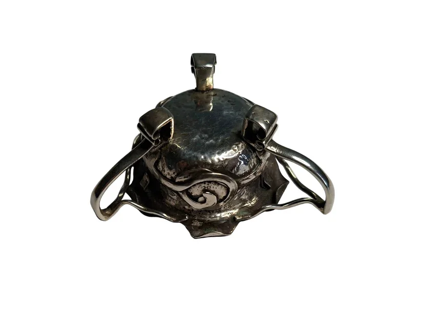 antique-silver-20260301_1229.webp
