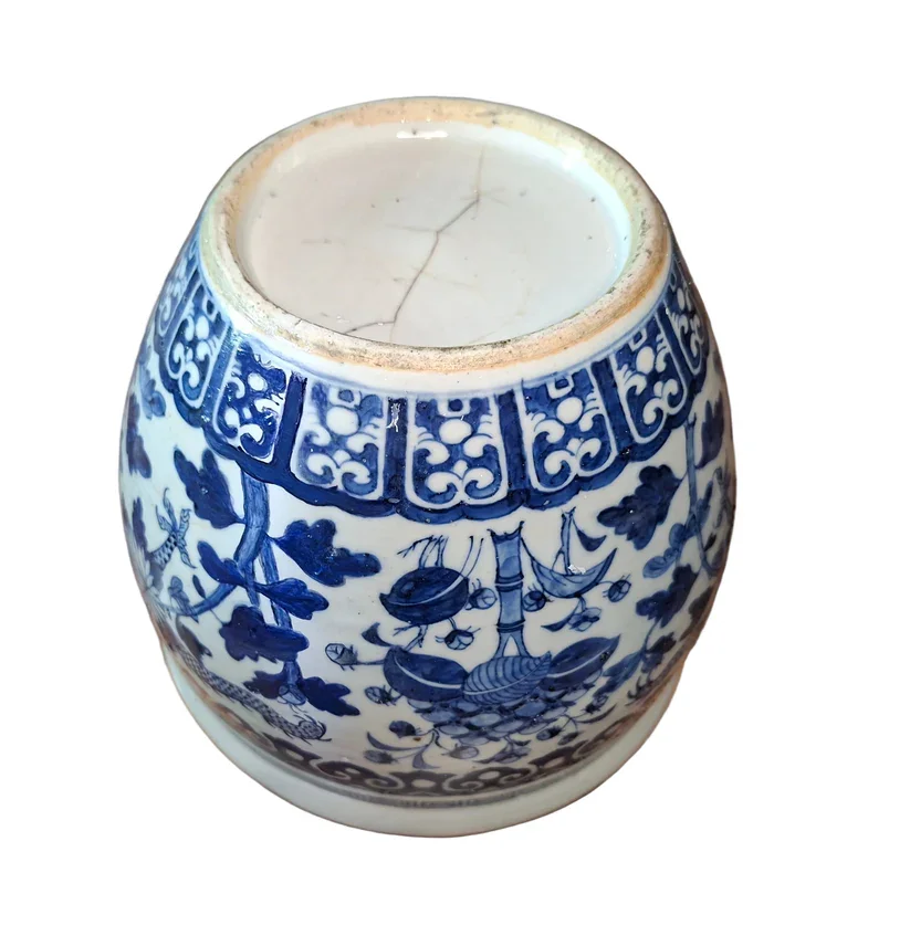 The bottom of a A Fine Blue and White Dragon Planter, China, Qing Dynasty, 18th/19th Century