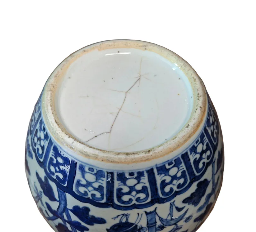 The bottom of a rare Blue and White Dragon Planter, China, Qing Dynasty, 18th/19th Century