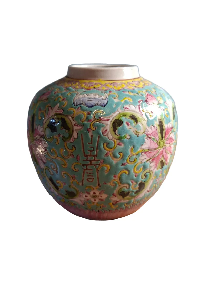 This charming 19th century Chinese Famille Rose ginger jar is beautifully decorated with a vibrant turquoise ground, providing a striking backdrop to the finely hand-painted Mun Shou floral design.
