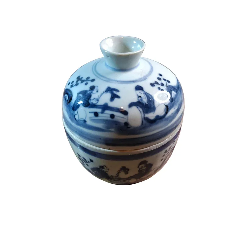 Top of Chinese blue and white porcelain lidded jar, dating from the 18th/19th century.