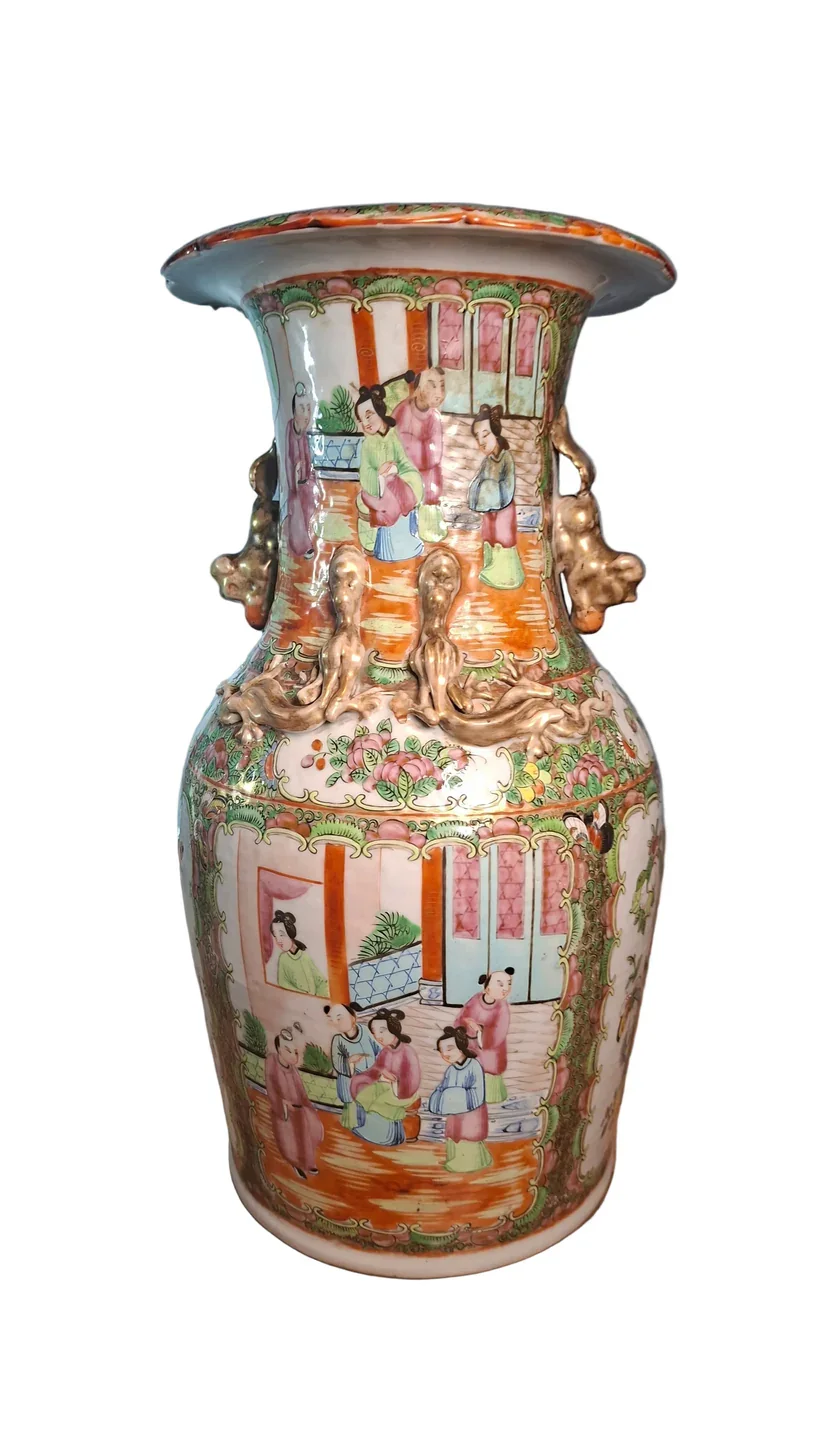 Golds antiques :   This elegant 19th-century Cantonese porcelain vase is a fine example of the Famille Rose tradition,