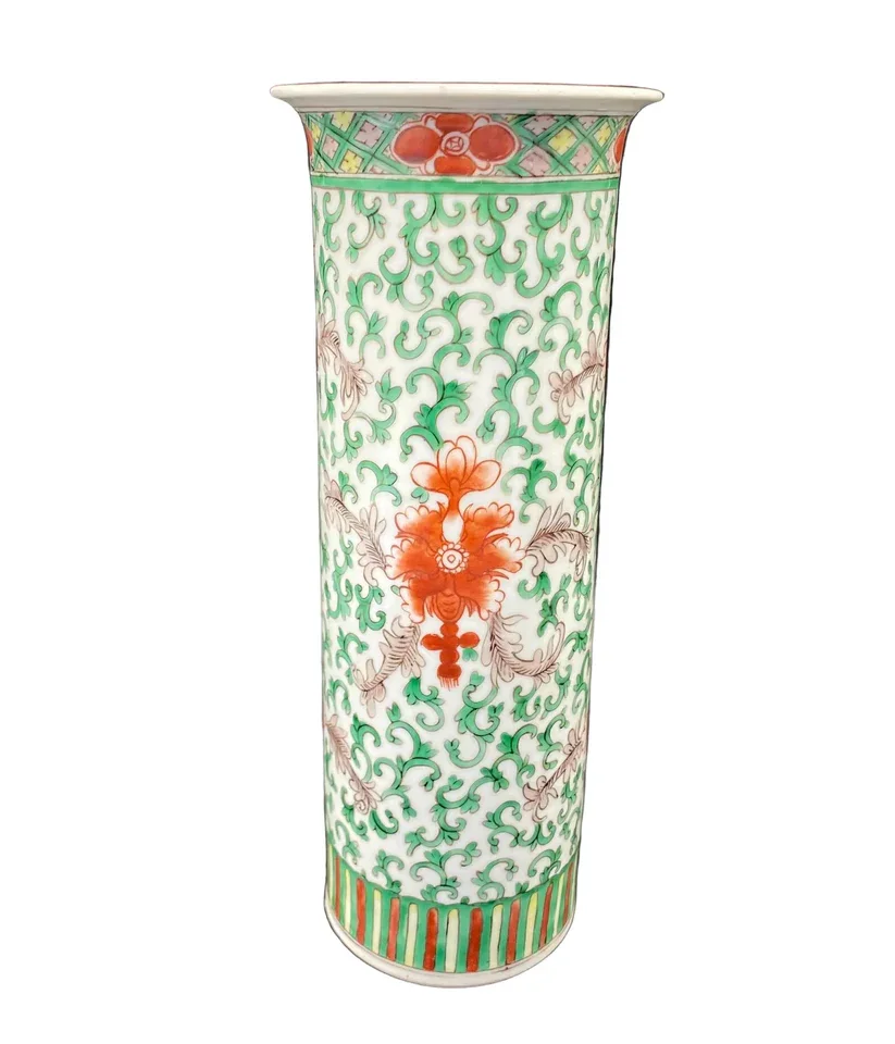 Chinese antique brush pot or vase dating to the mid to late 19th century Qing Dynasty and is a fine example of Famille Verte porcelain artistry