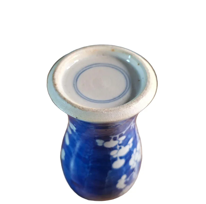 Bottom view of a Chinese porcelain vase.