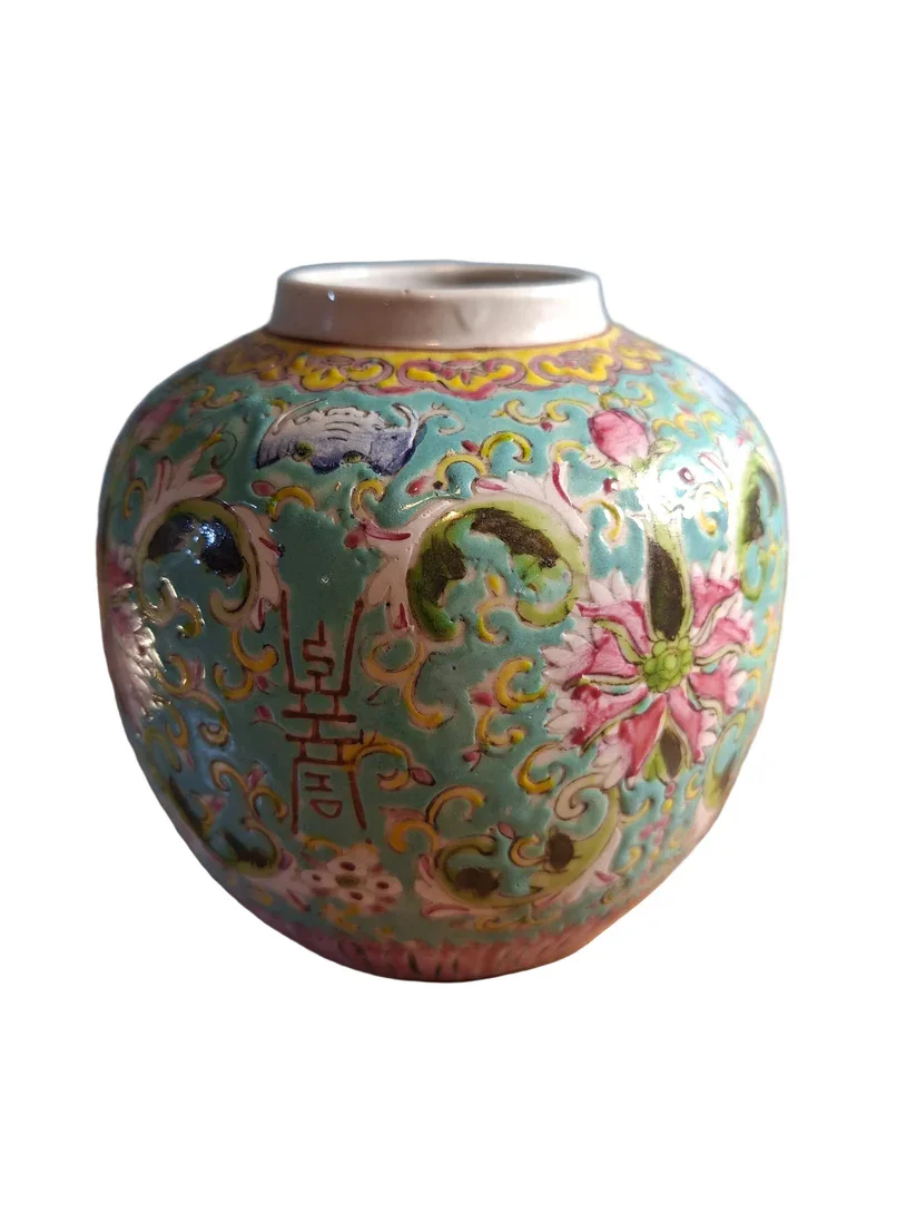 This charming antique Chinese Famille Rose ginger jar is beautifully decorated with a vibrant turquoise ground, providing a striking backdrop to the finely hand-painted Mun Shou floral design.