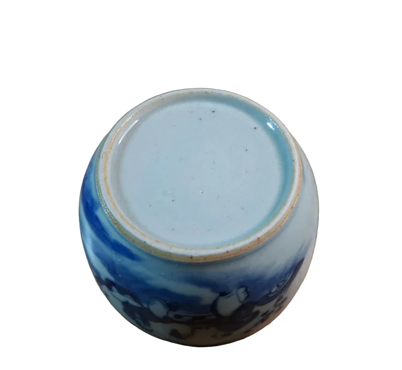 Foot of a Chinese blue and white porcelain lidded jar, dating from the 18th/19th century.
