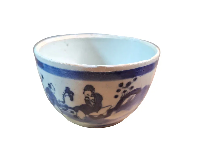 Chinese blue and white porcelain lidded bowl, dating from the 18th/19th century.