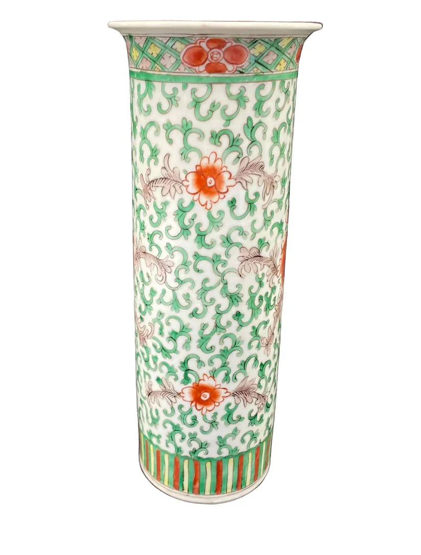 Antique brush pot or vase dating to the mid to late 19th century Qing Dynasty and is a fine example of Famille Verte porcelain artistry