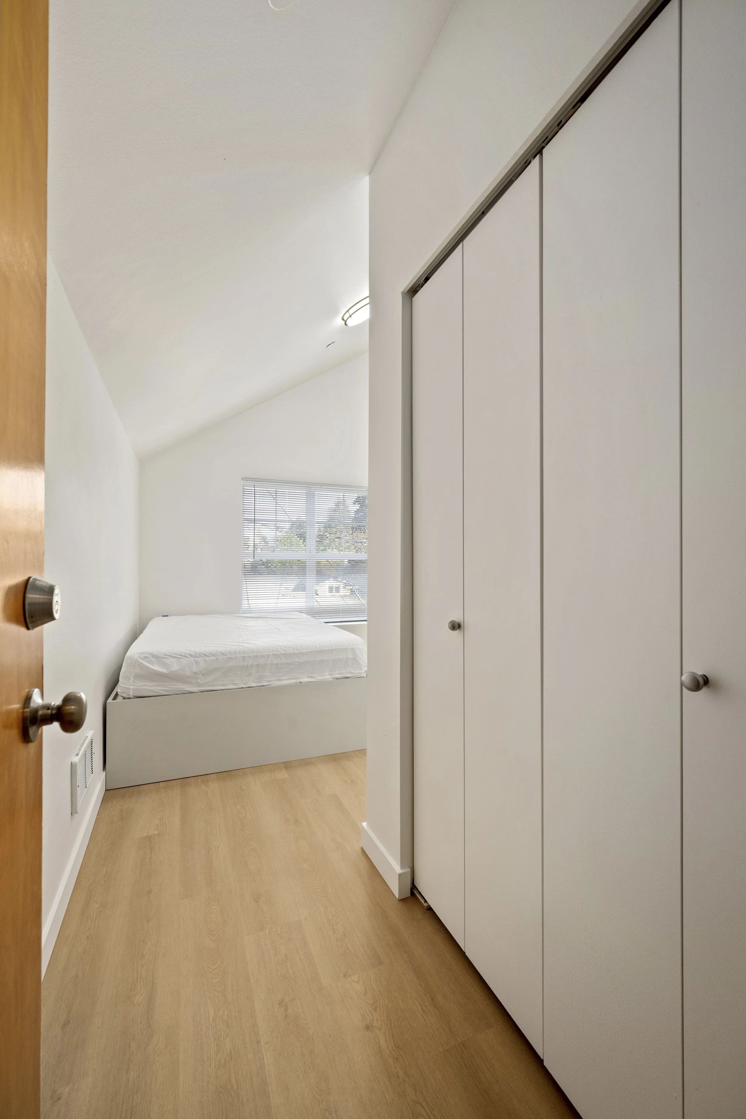 28-5612 Roosevelt Way NE C6-7.jpg