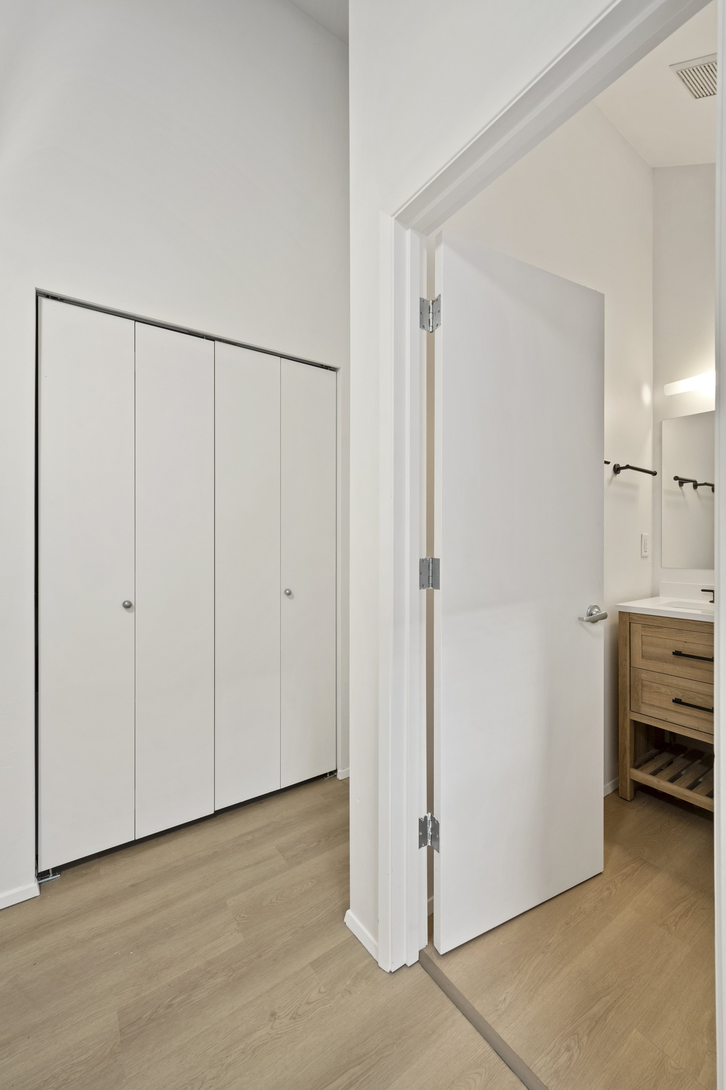 32-5612 Roosevelt Way NE C7-11.jpg